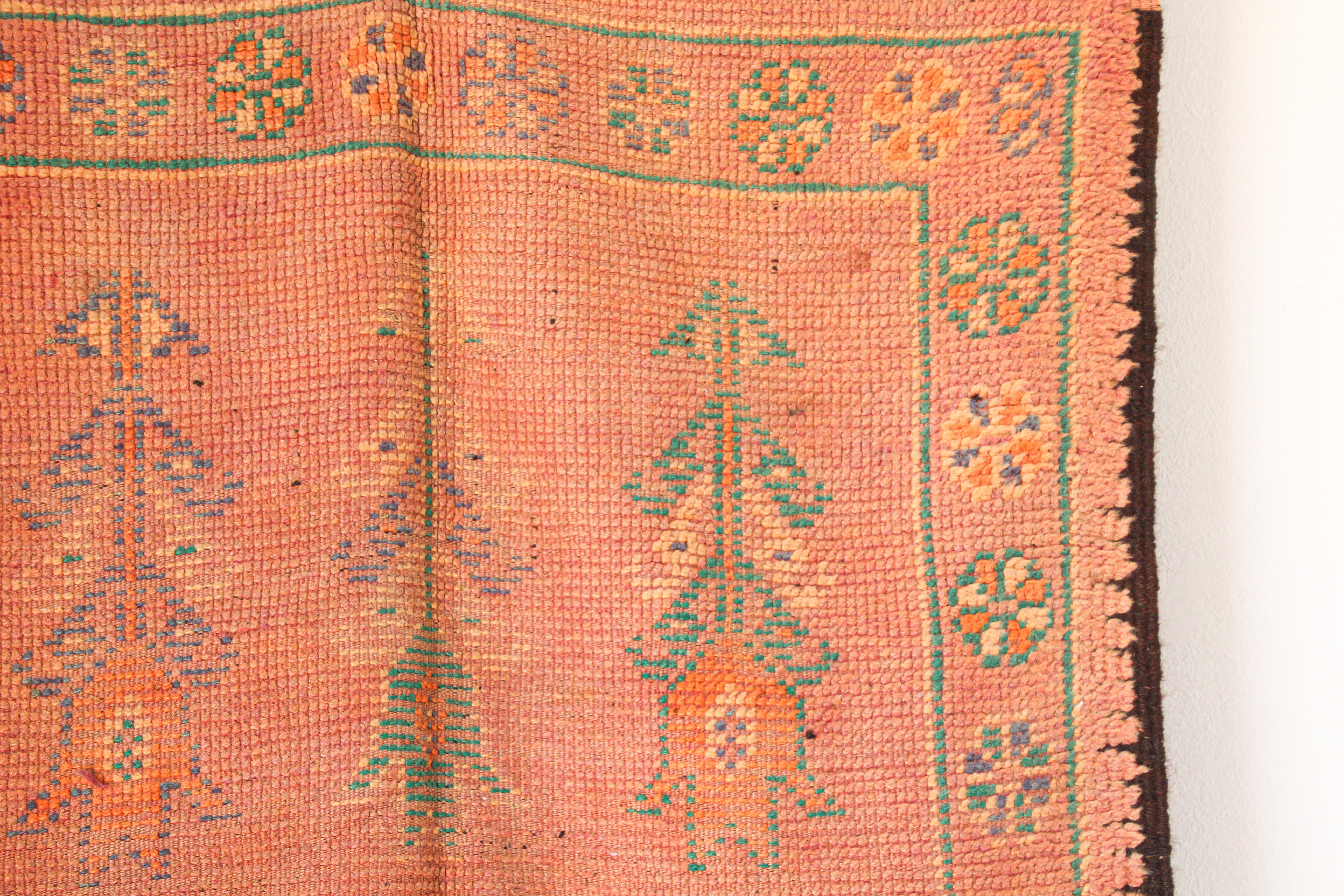 Teinture végétale Tapis berbère marocain authentique vintage des années 1960 en vente