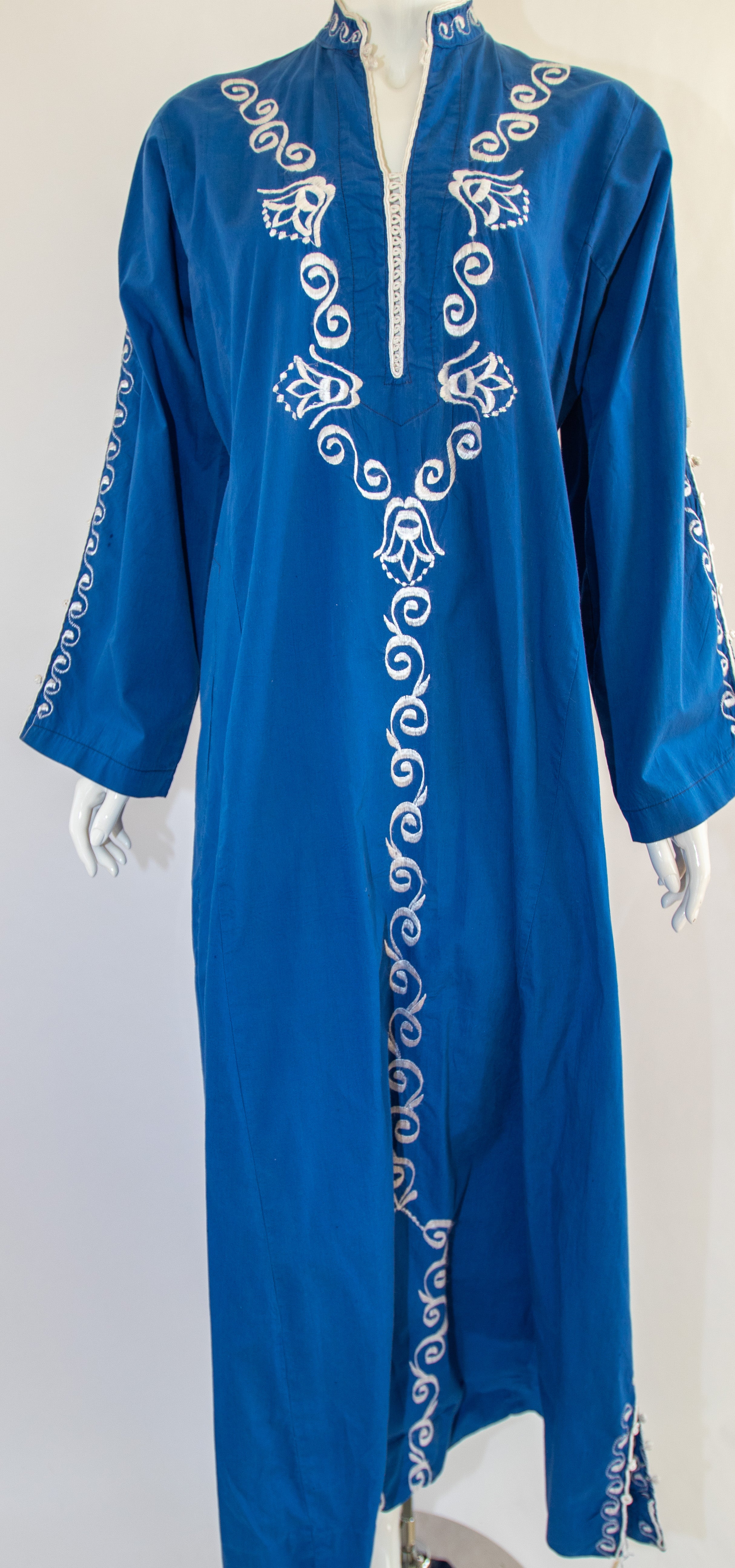 Vintage Moorish Moroccan blue caftan, circa 1970s.
Vintage Moorish Maxi Dress kaftan in blue denim color with white embroideries.
Long sleeves.
Size medium.
Measurements: 
Bust: 40