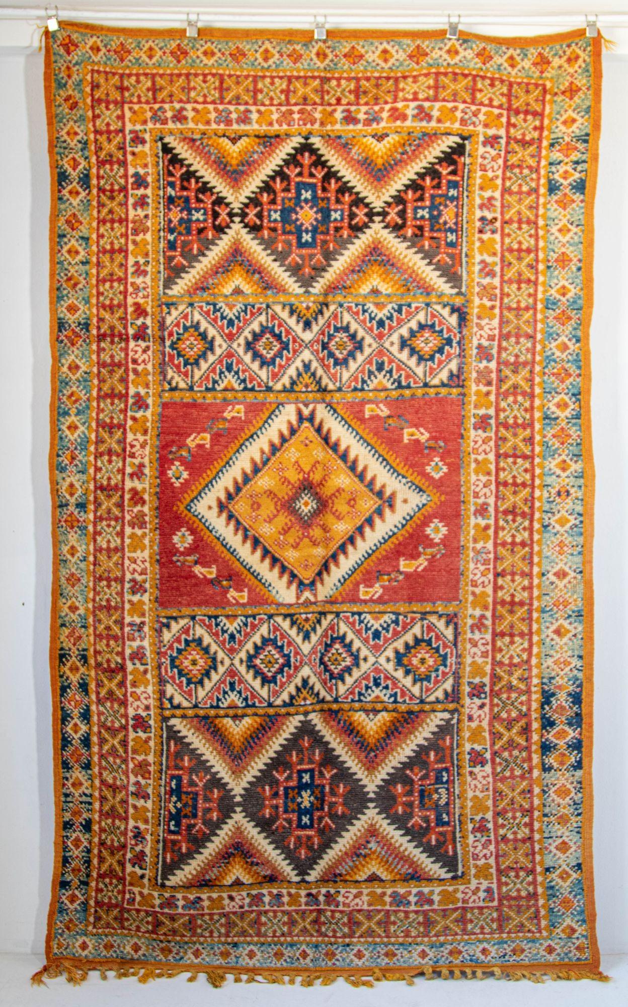 Tappeto Boujad, tessuto a mano, vintage, berbero e tribale marocchino degli anni '60, ben invecchiato e dai colori vivaci.Bellissimo tappeto Boujad marocchino in lana annodato a mano. Questo tappeto marocchino ha un campo multicolore e accenti in