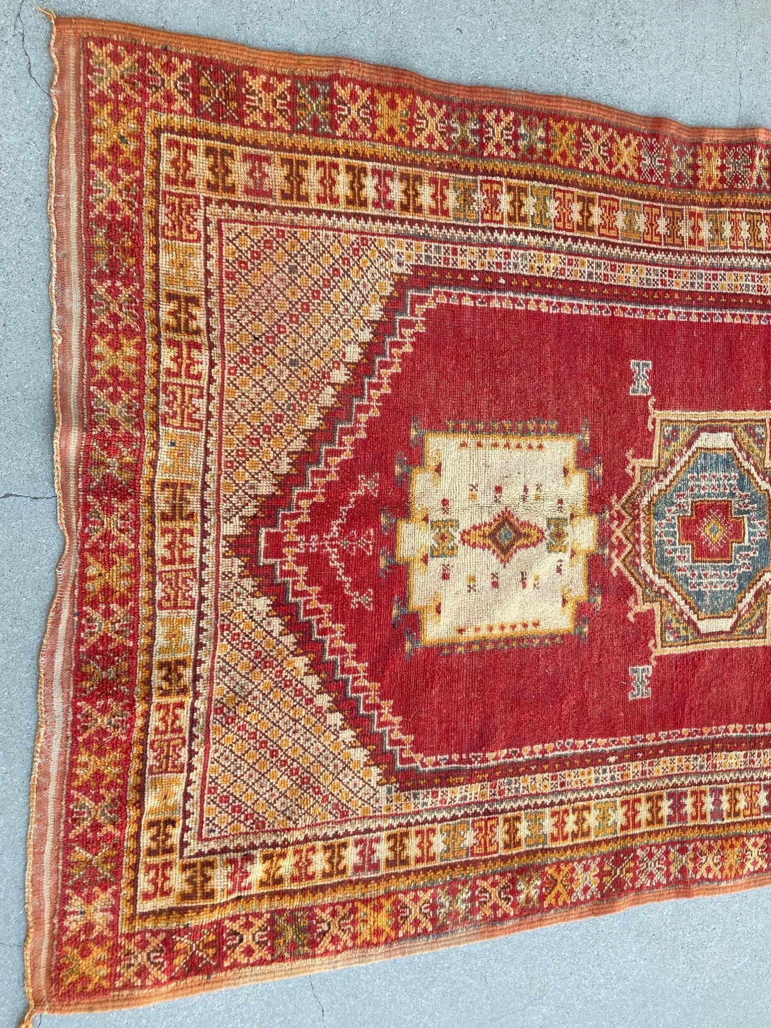 Tappeto Boujad, tessuto a mano, vintage, berbero e tribale marocchino degli anni '60, ben invecchiato e dai colori vivaci.Bellissimo tappeto Boujad marocchino in lana annodato a mano. Questo tappeto marocchino ha un campo multicolore e accenti in
