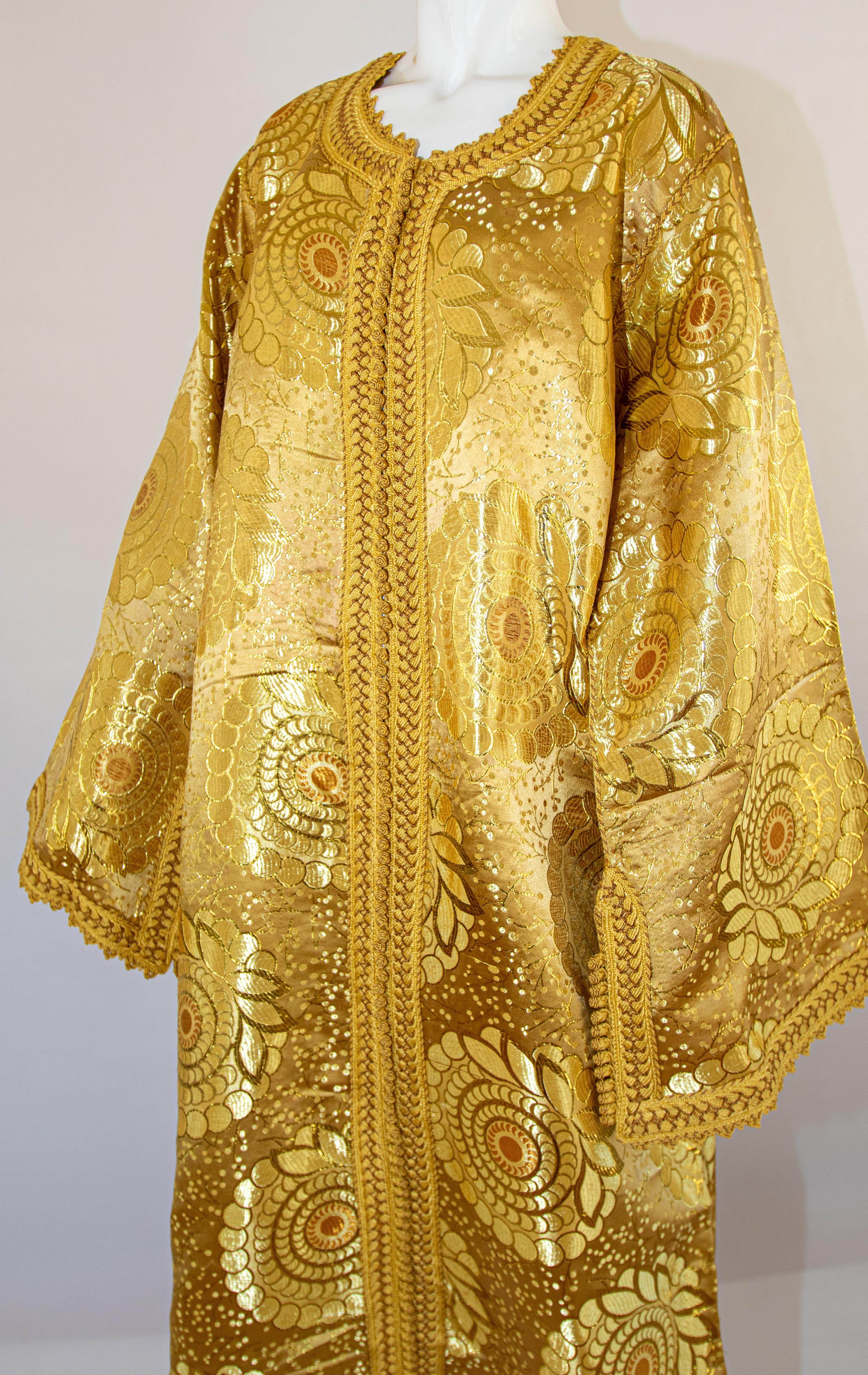 Robe caftan marocaine vintage longue en brocart doré en forme de caftan, taille L à XL Bon état - En vente à North Hollywood, CA