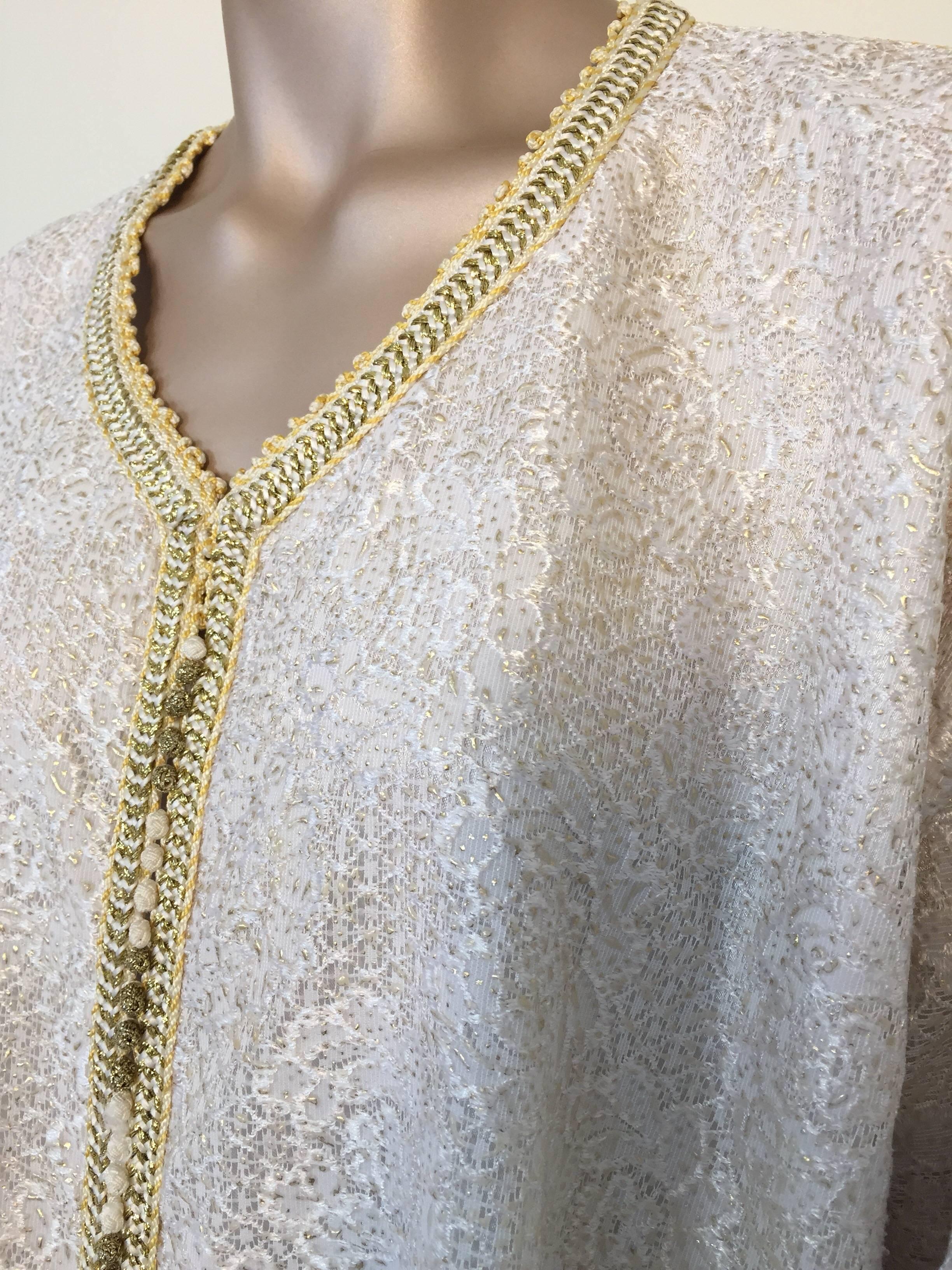 Gris Caftan marocain vintage caftan en dentelle blanche et or des années 1970 - Robe longue caftan large en vente
