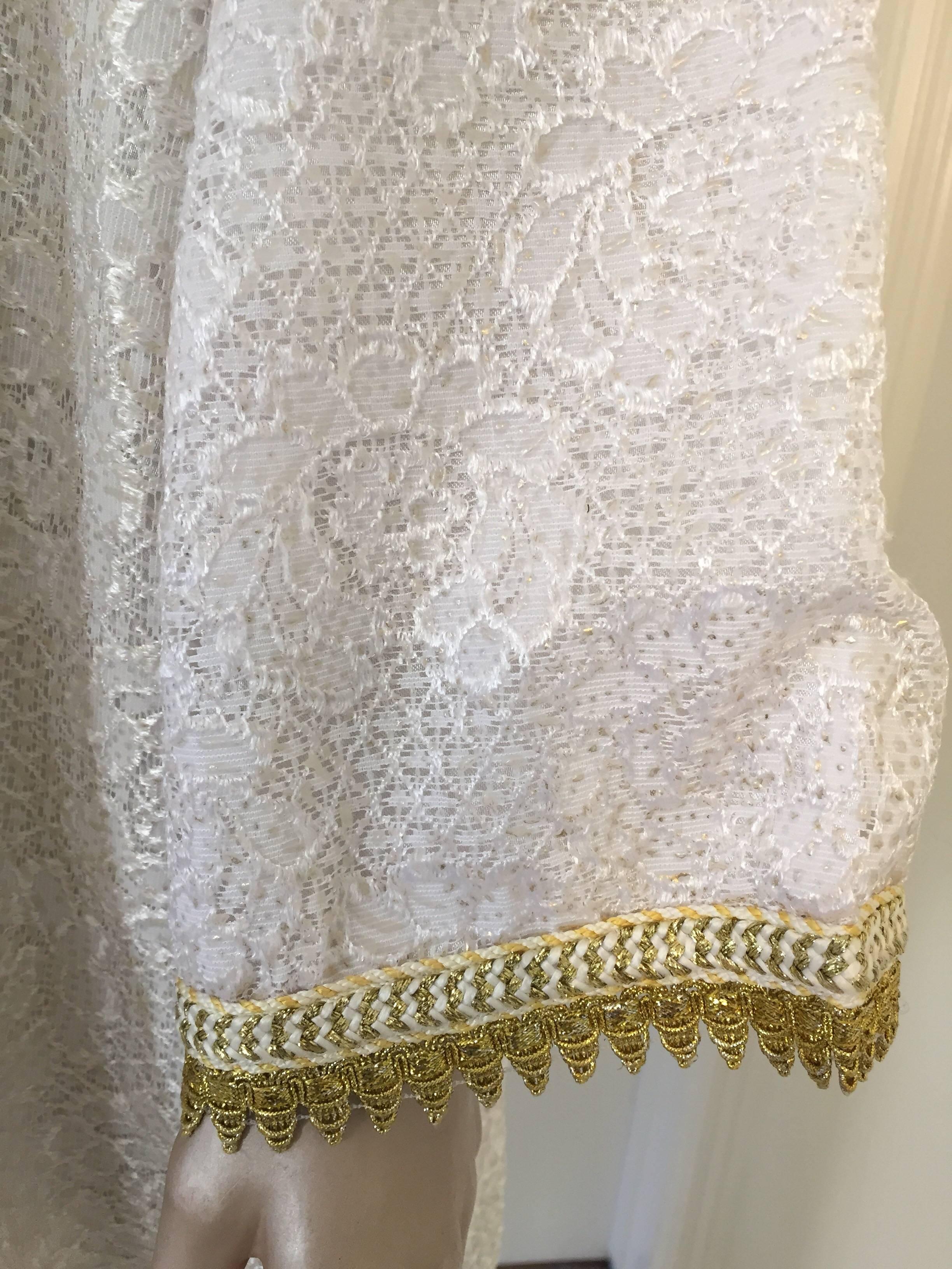 Women's or Men's Moroccan Vintage Caftan in White and Gold Lace 1970s Kaftan Maxi Dress Large For Sale