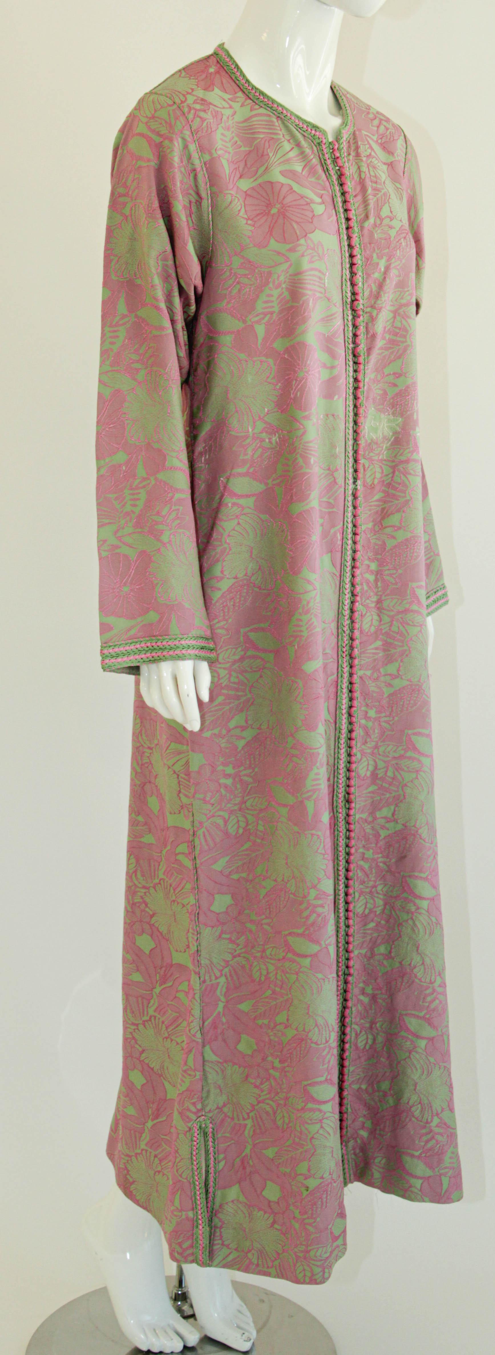 Caftan marocain vintage, brodé avec des bordures roses et vertes.
Cette chic robe maxi kaftan de style bohème est brodée et rehaussée de bordures de fils roses et verts.
Robe kaftan marocaine du Moyen-Orient, unique en son genre, faite sur