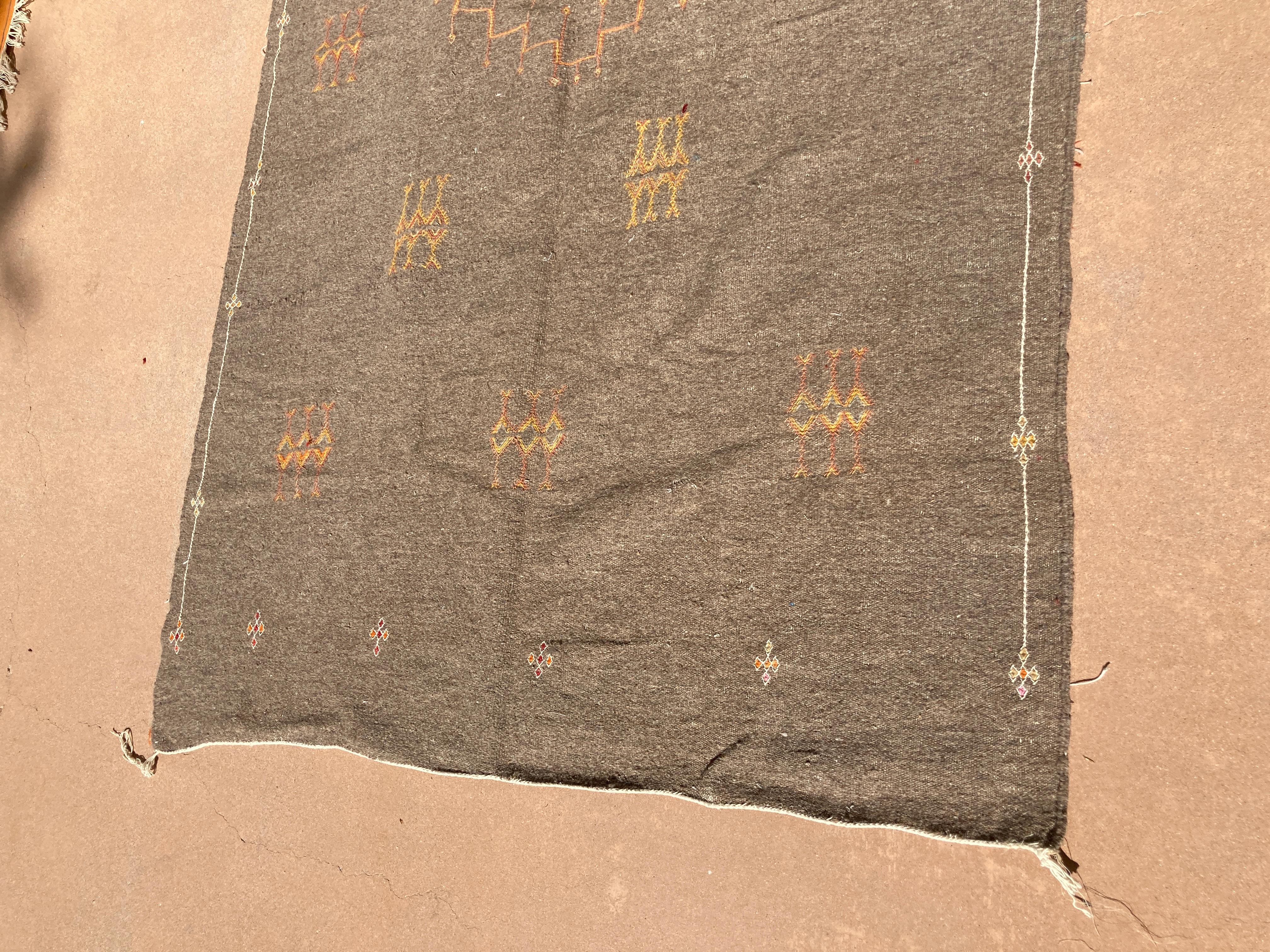 Moroccan Vintage Flat-Weave Brown Rug In Good Condition For Sale In North Hollywood, CA