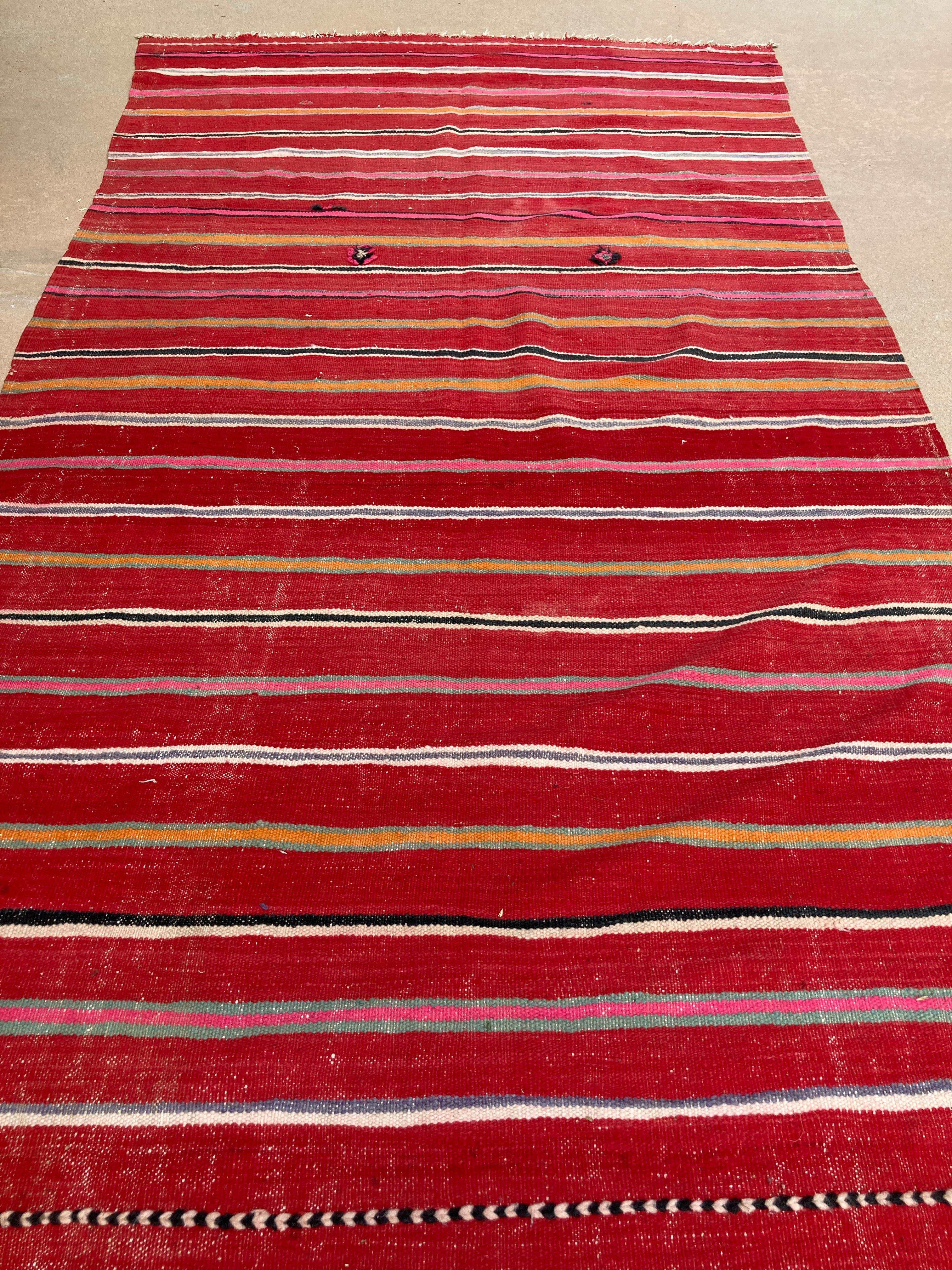 1960s Moroccan Vintage Flat-Weave Ethnic Textile Rug In Good Condition For Sale In North Hollywood, CA