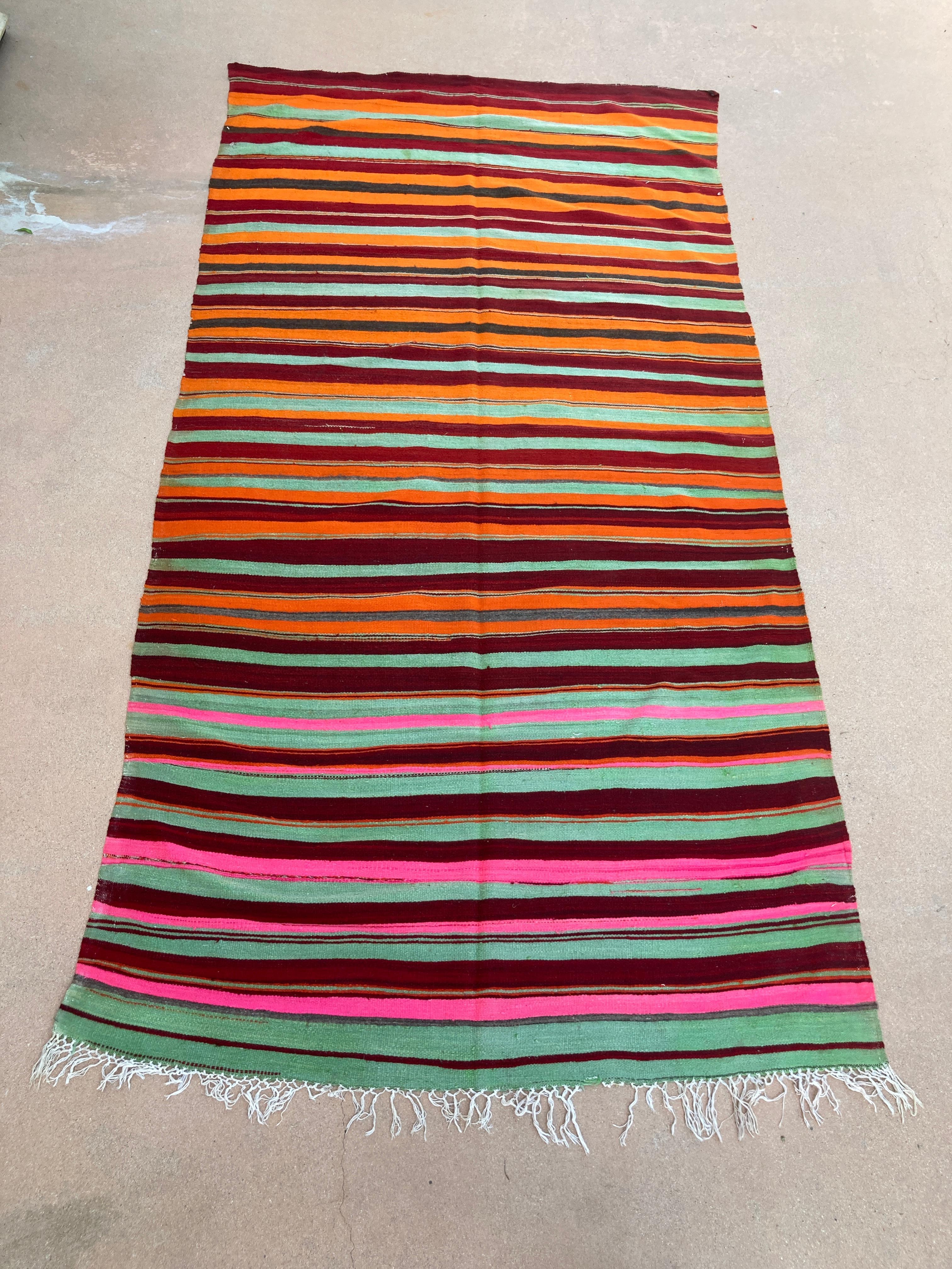 Vintage Marokkanischer flachgewebter Kilim Teppich, Nordafrika.
Großer marokkanischer Teppich im Vintage-Stil, der von Berberfrauen in Marokko für den Eigengebrauch handgewebt wurde.
Dieser Teppich wurde in Flachgewebetechnik mit einem linearen