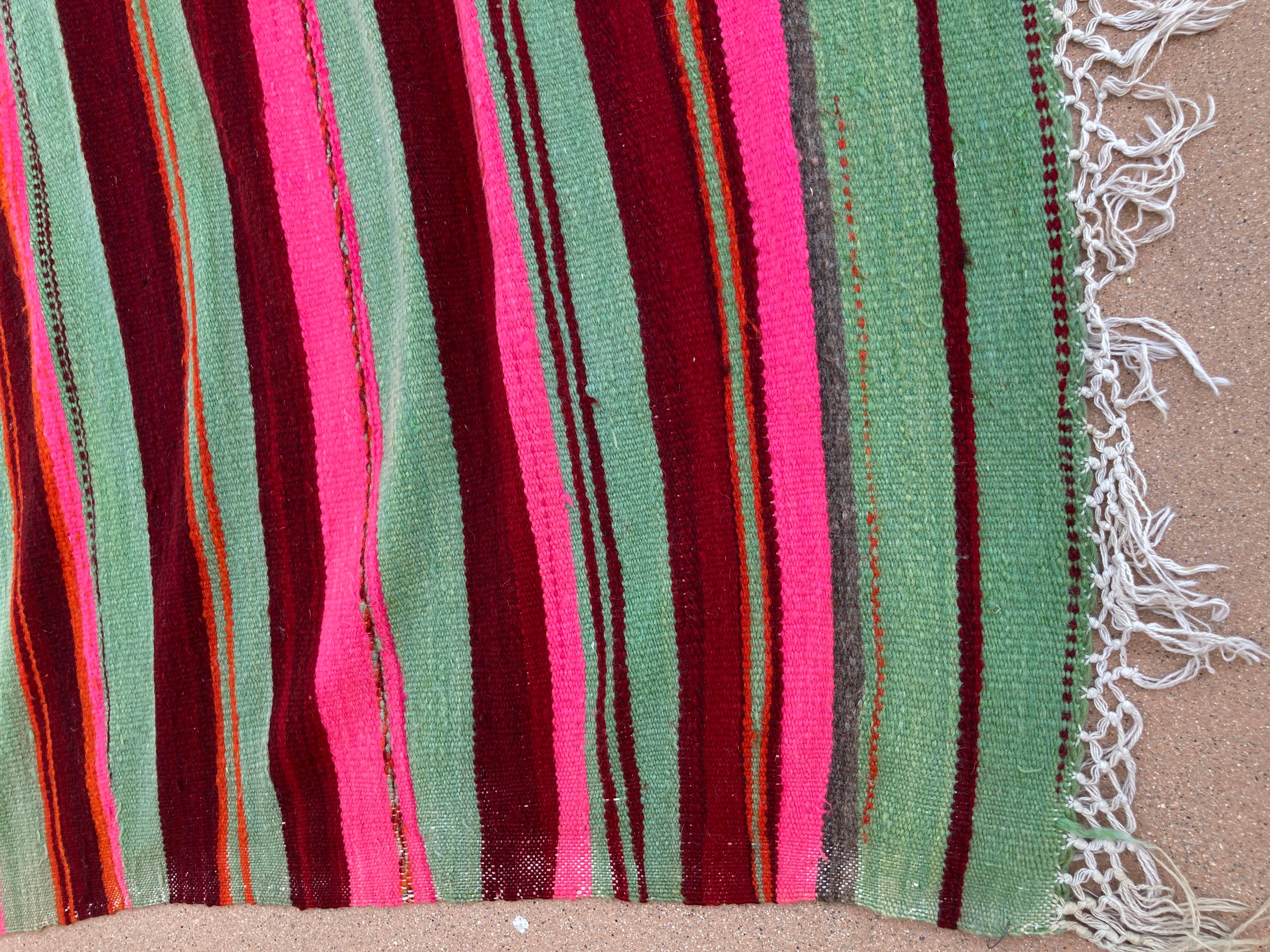 Marokkanischer Flachgeweber Vintage-Kelim-Teppich aus Nordafrika (20. Jahrhundert) im Angebot