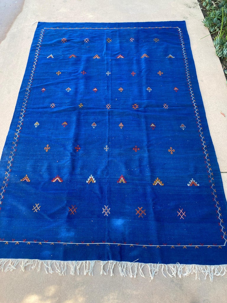 Vintage Moroccan flat-weave Kilim Majorelle cobalt blue rug.
Minimalist Berber pattern on a majorelle cobalt blue color flat weave field.
Vintage indigo blue Moroccan rug was handwoven by Berber women in Morocco for their own use.
This rug was