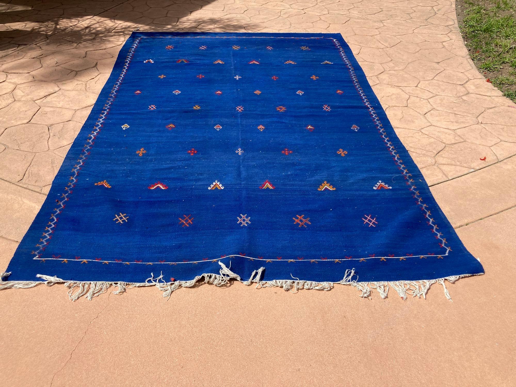 Vintage Moroccan flat-weave Kilim Majorelle cobalt blue rug.Minimalist Berber pattern on a majorelle cobalt blue cor flat weave field.Vintage indigo blue Moroccan rug was handwoven by Berber women in Morocco for their own use.This rug was made using