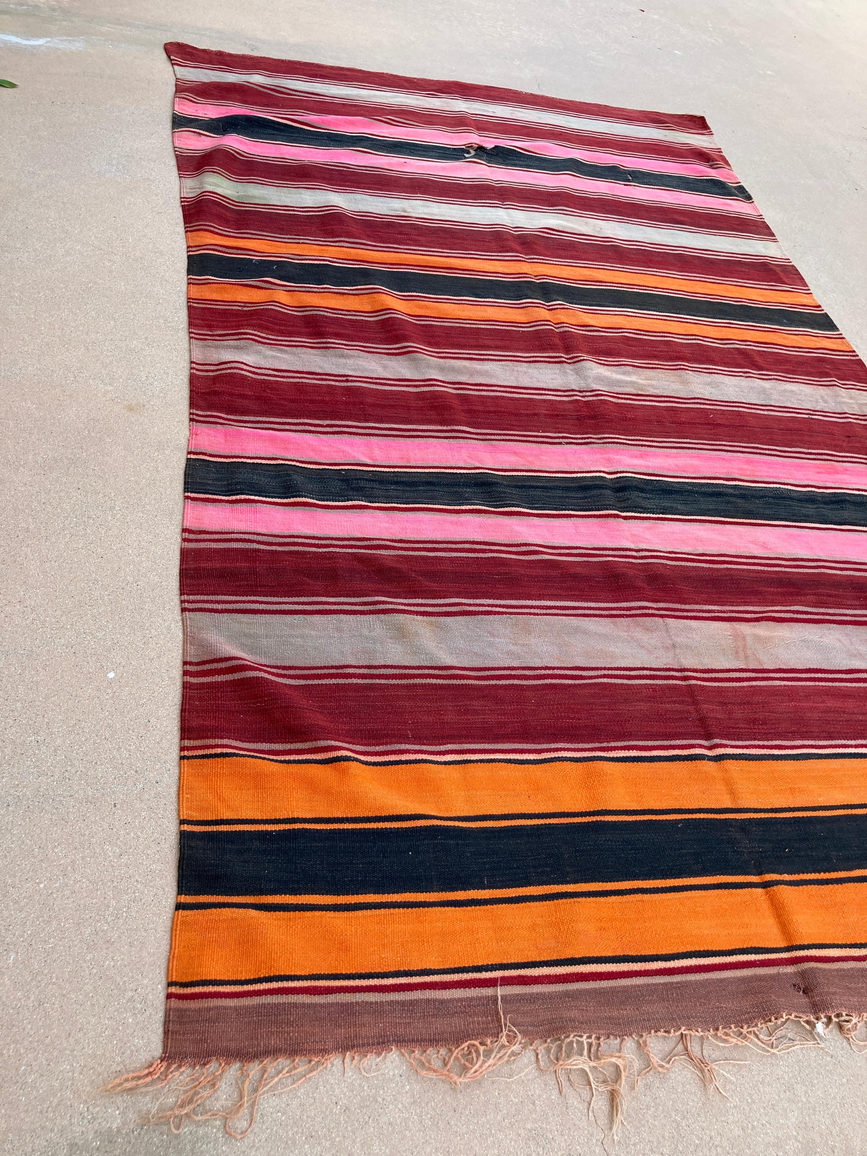Alfombra Kilim Vintage Marroquí de Rayas de Tejido Plano siglo XX en venta