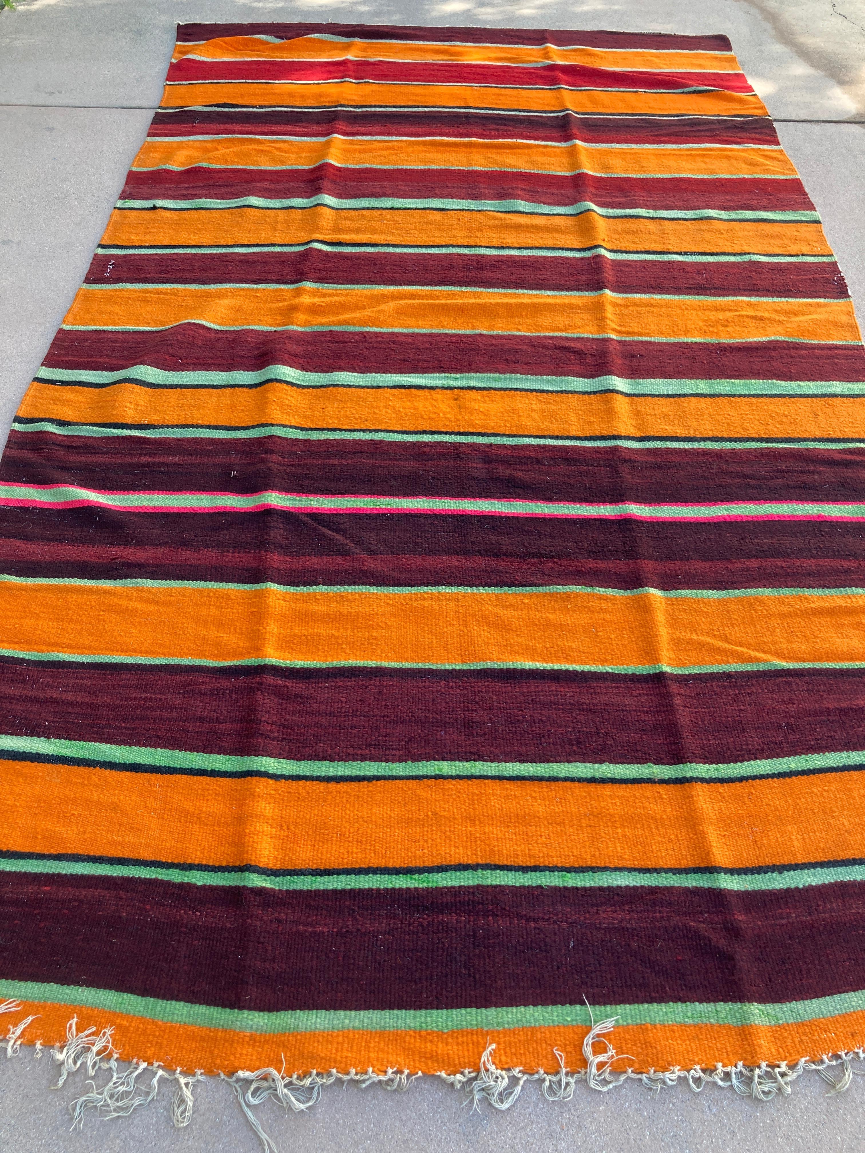 Vintage Moroccan flat-weave Kilim rug.
Large size vintage Moroccan rug, handwoven by Berber women in Morocco for their own use.
This etnic rug was made using flat-weave technique with linear pattern of alternating stripes in different colors in