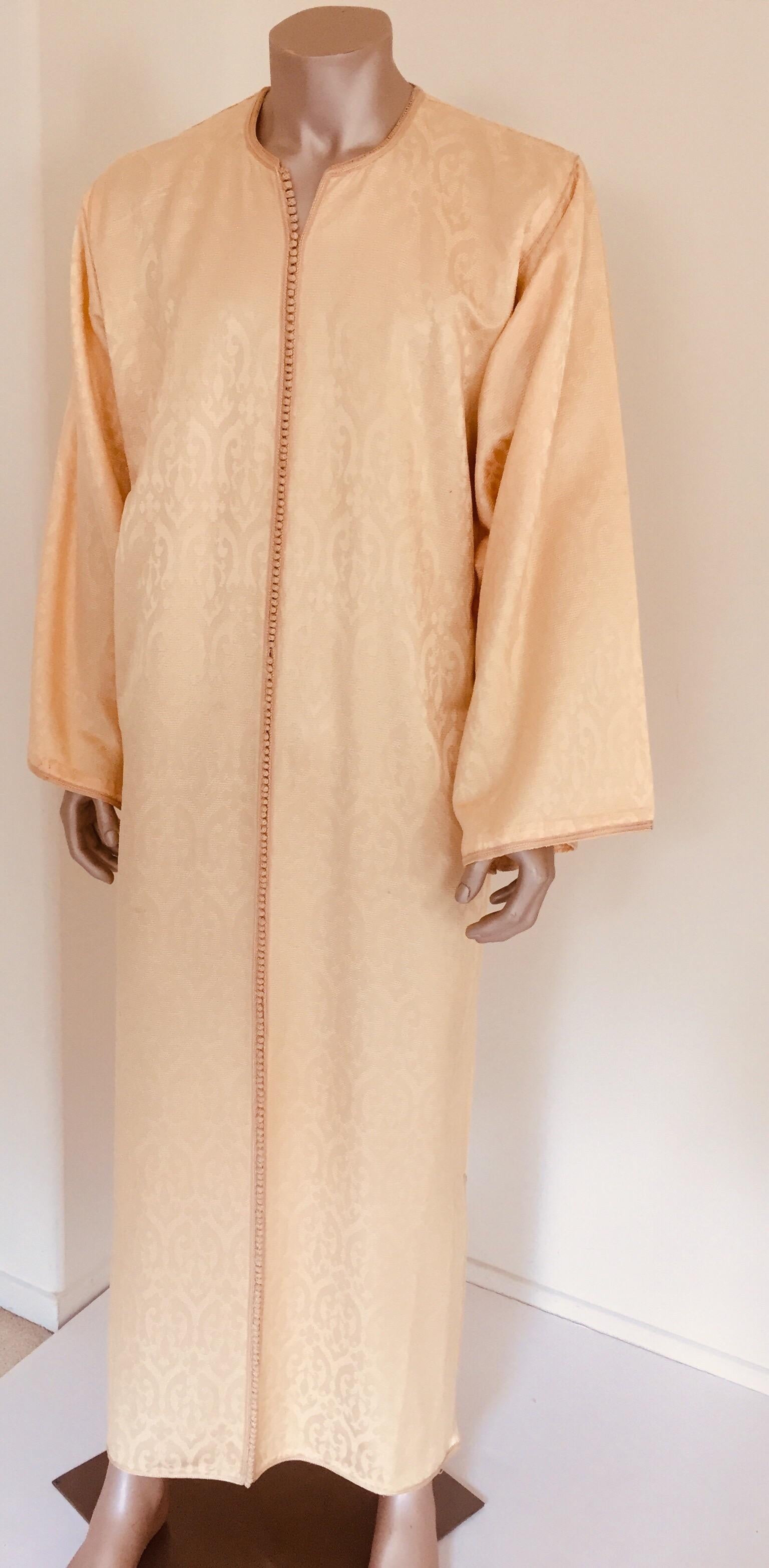 Elegant Moroccan caftan yellow gold color embroidered with gold trim,
circa 1960s.
This long maxi dress kaftan is embroidered and embellished with traditional designs in gold.
One of a kind custom evening Moroccan Middle Eastern gown.
The kaftan