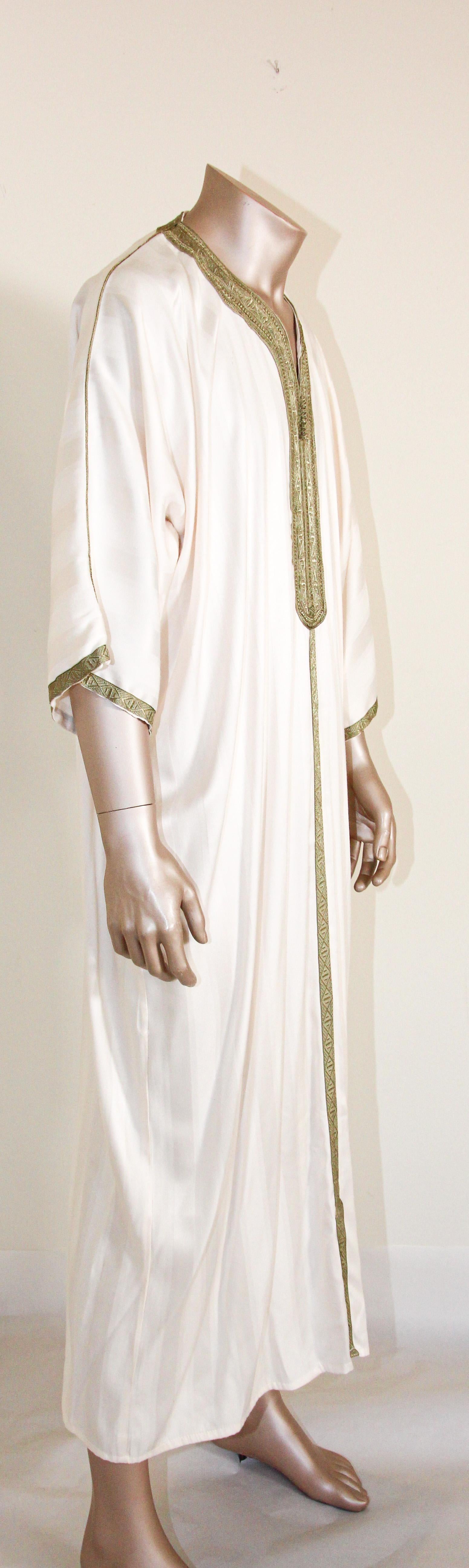 Women's or Men's Moroccan Vintage Gentleman Caftan White with Green Trim For Sale