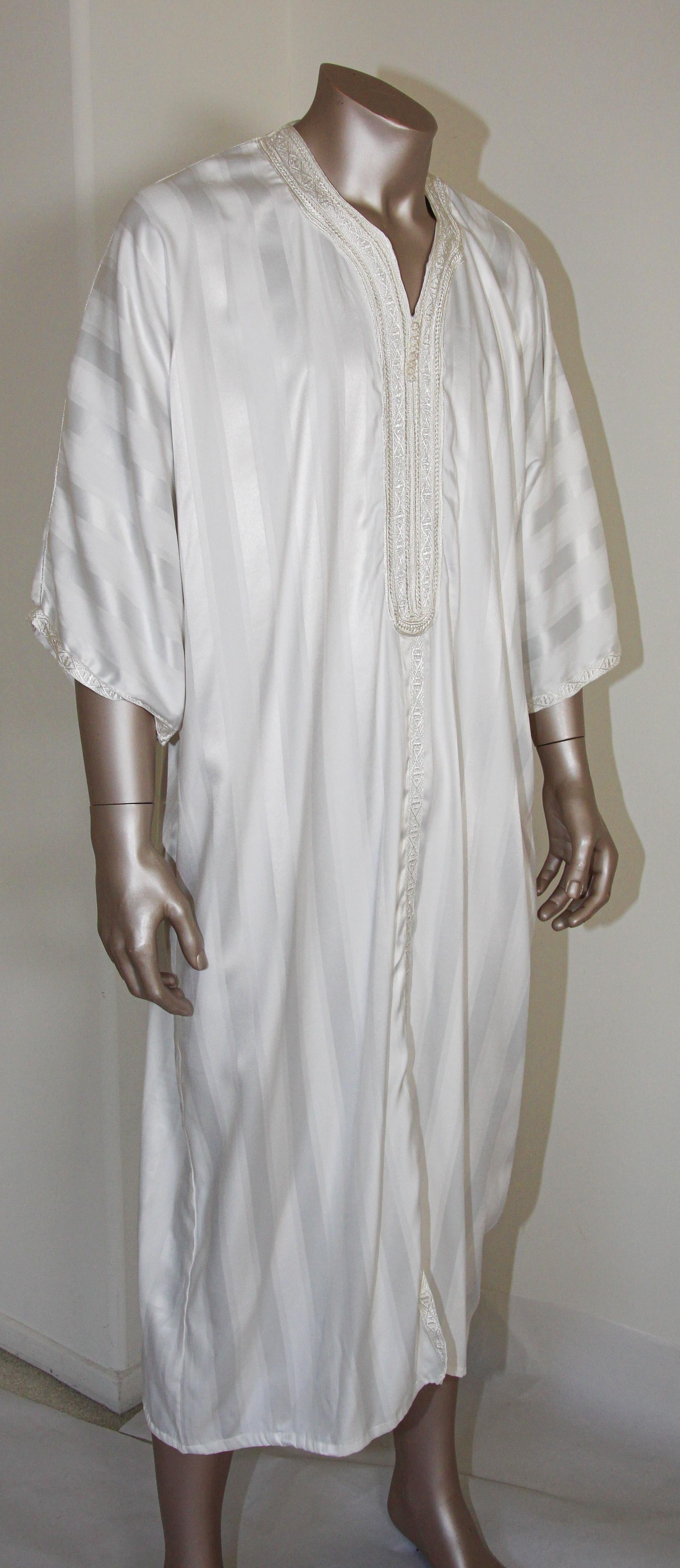 Moroccan Vintage Gentleman White Caftan In Good Condition For Sale In North Hollywood, CA