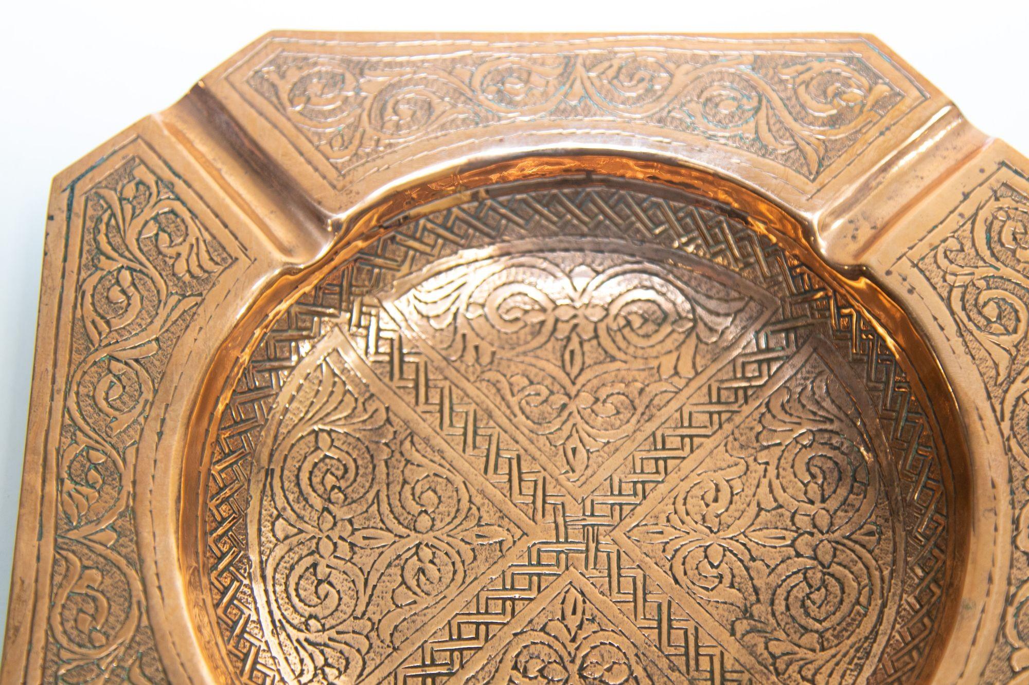Large Moorish copper ashtray octagonal metal ashtray hand-engraved with Moorish mosaic geometric designs.
Vintage large hammered copper Moroccan mosaic ashtray, trinket dish, catchall, vide poche, brass metal Moorish tray, decorative dish.
This is
