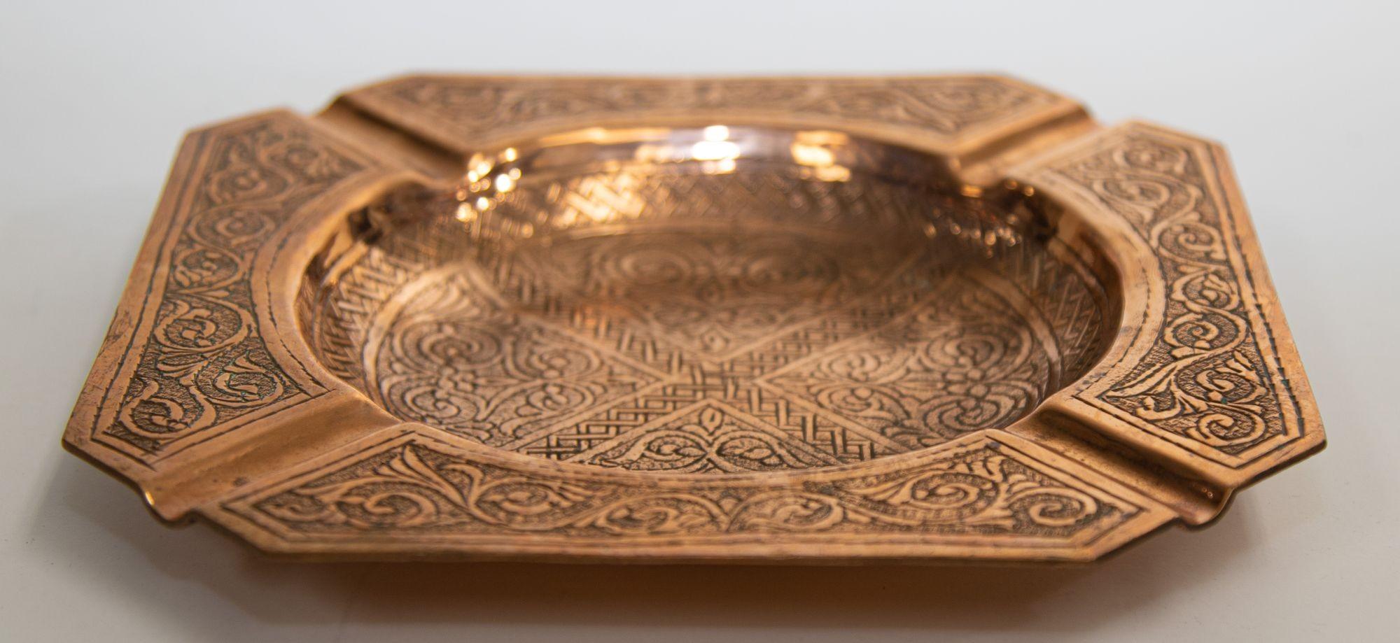 Moroccan Vintage Hammered Copper Ashtray in Moorish Design Octagonal Dish 1950's In Good Condition In North Hollywood, CA