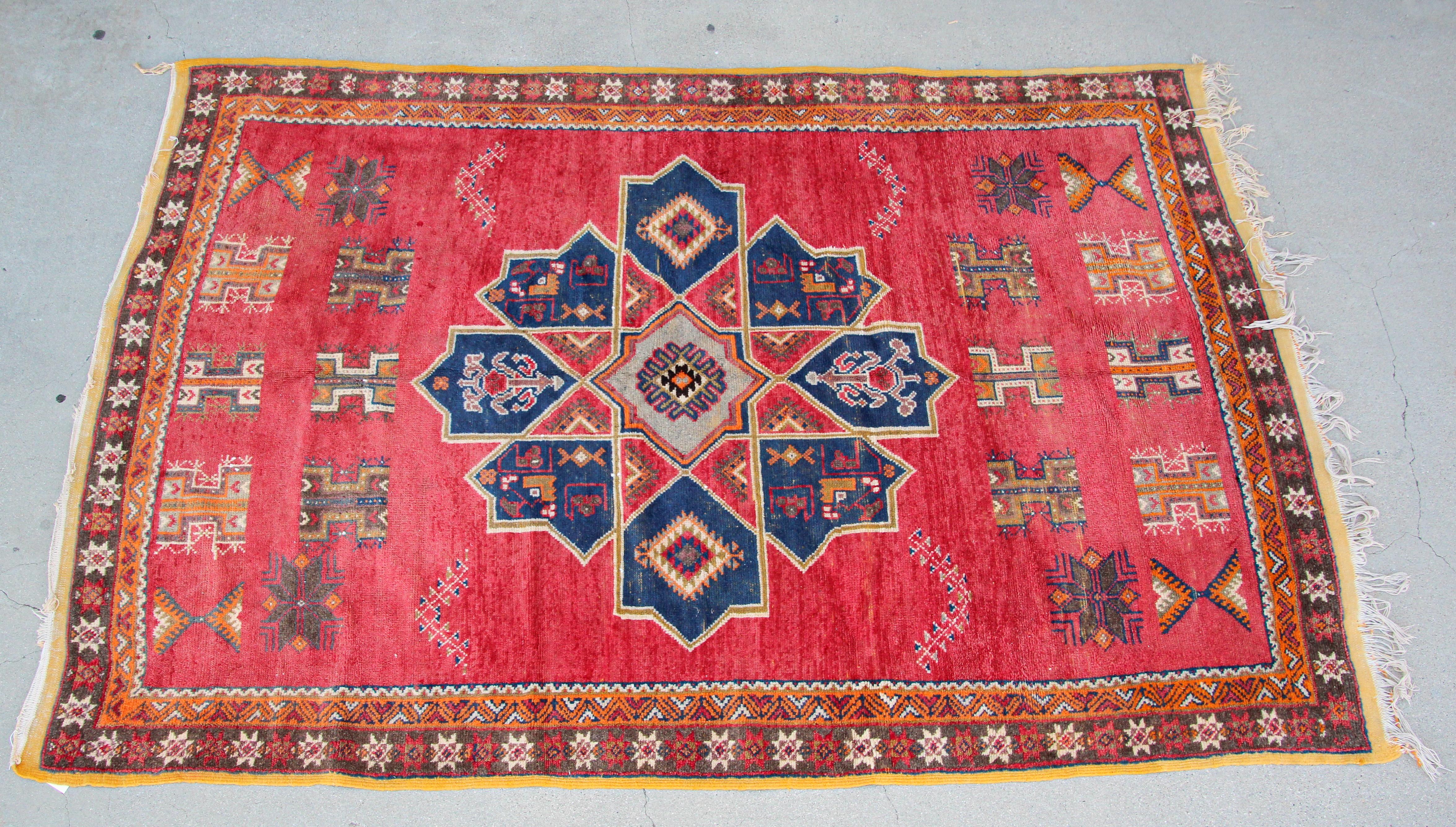 1960er Marokkanischer handgewebter Berberteppich im Vintage-Stil im Angebot 4