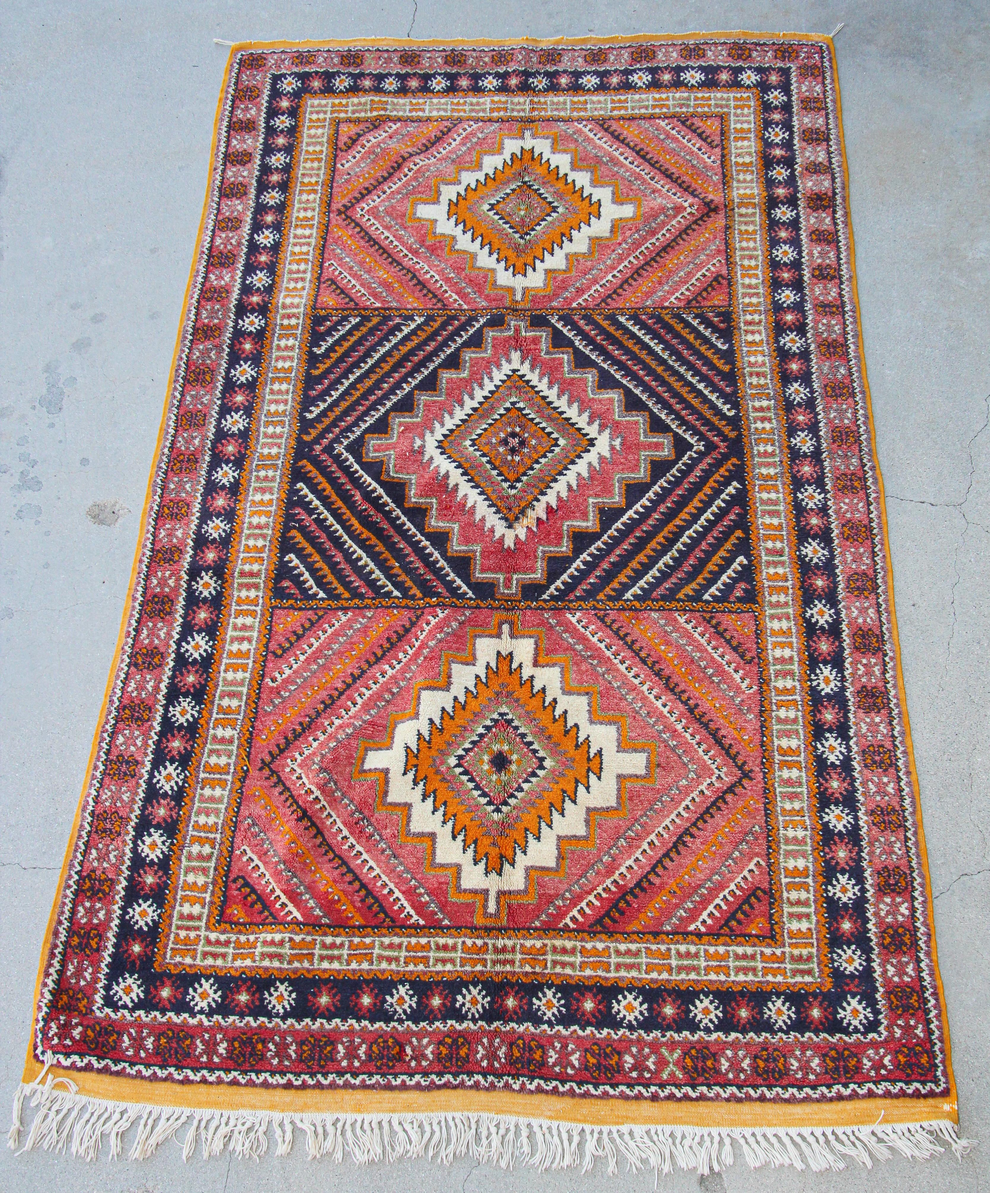 Authentischer marokkanischer Vintage-Teppich aus den 1960er Jahren, handgewebt von marokkanischen Berberfrauen unter Verwendung von Bio-Lammwolle und Bio-Farbstoff.Nordafrikanischer marokkanischer Stammesläufer mit niedrigem Flor, handgeknüpft von