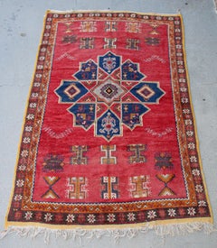Tapis berbère marocain vintage tissé à la main des années 1960