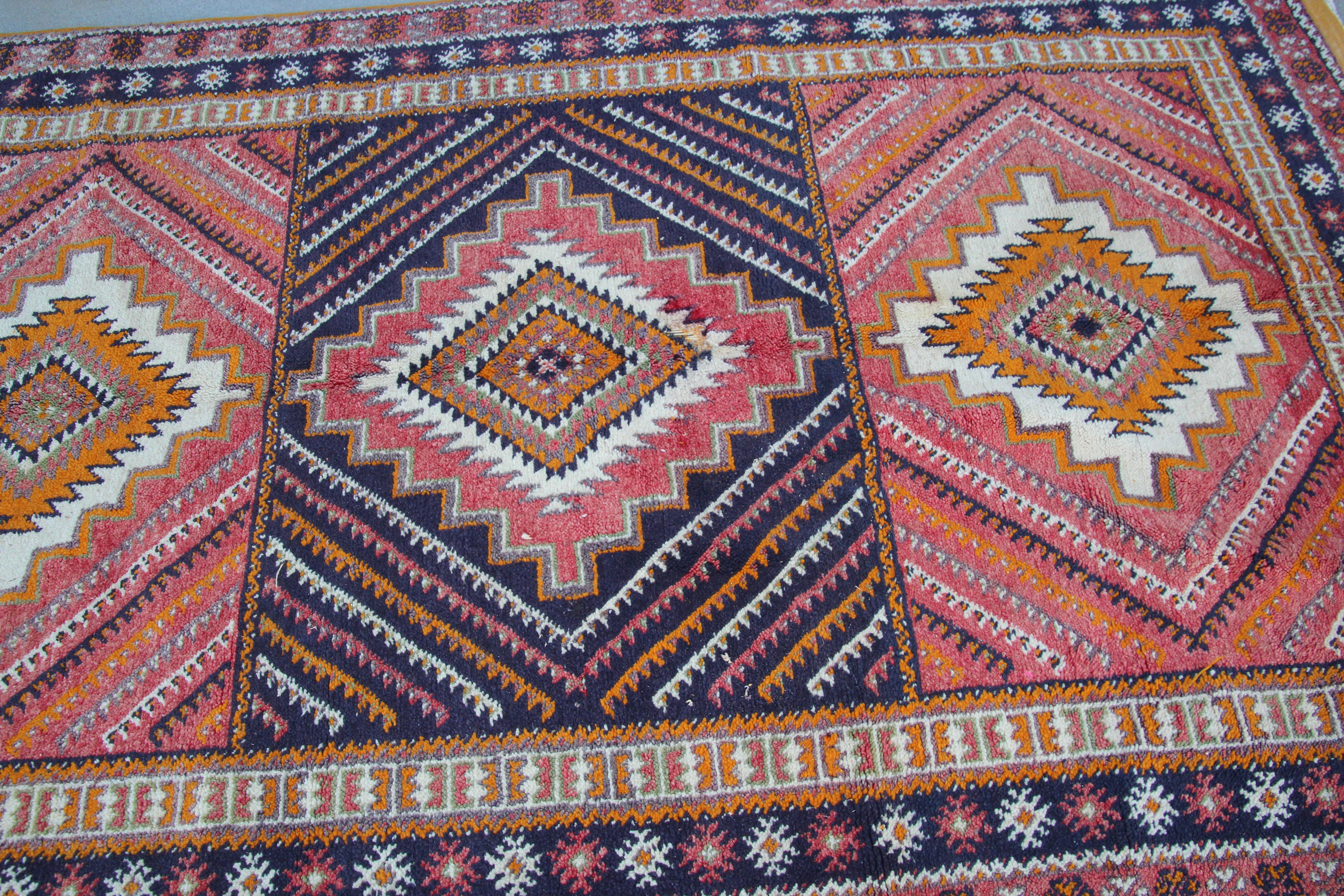 1960s Moroccan Vintage Berber Rug In Fair Condition For Sale In North Hollywood, CA