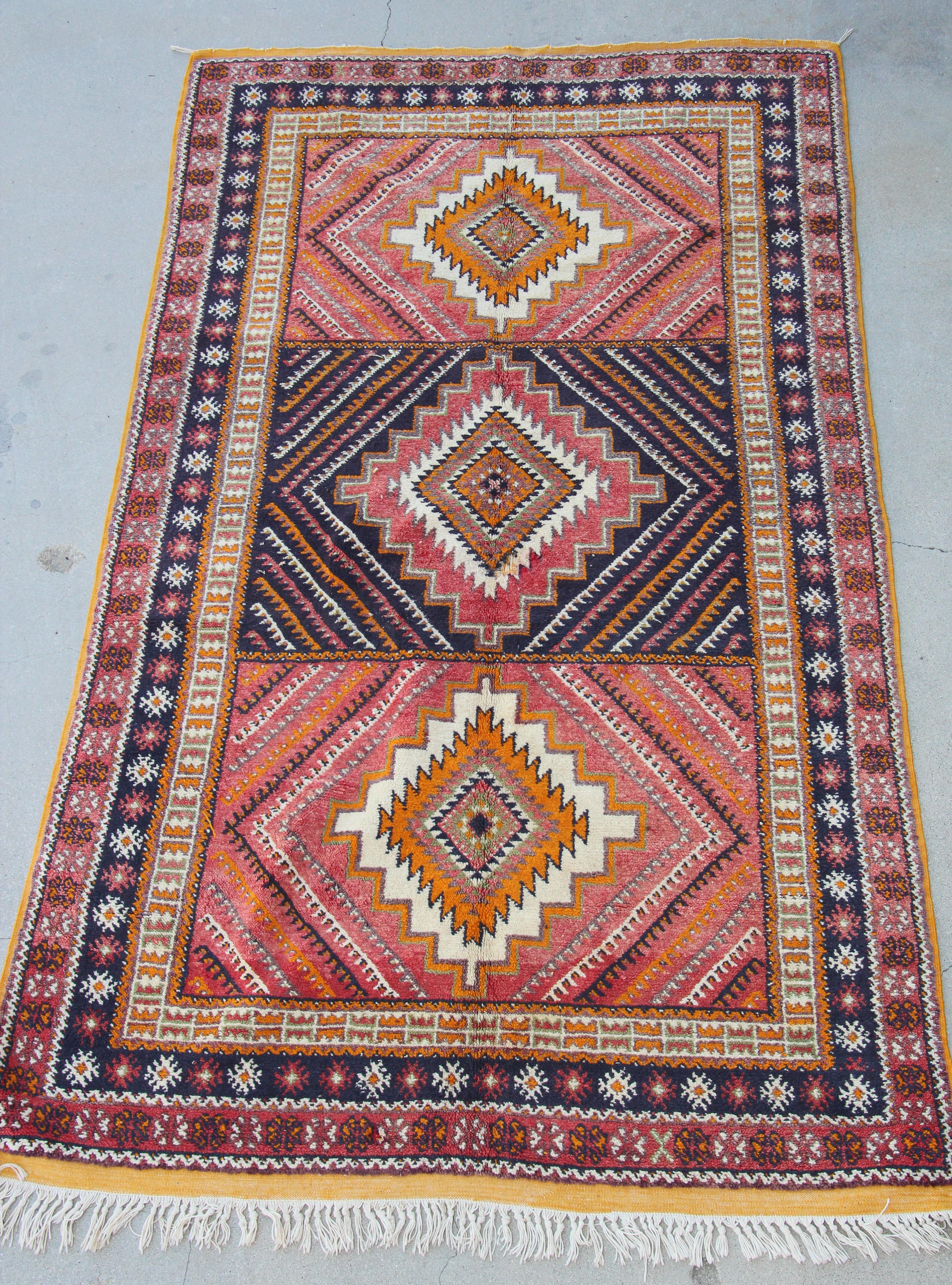 Tapis berbère marocain vintage des années 1960 État moyen - En vente à North Hollywood, CA