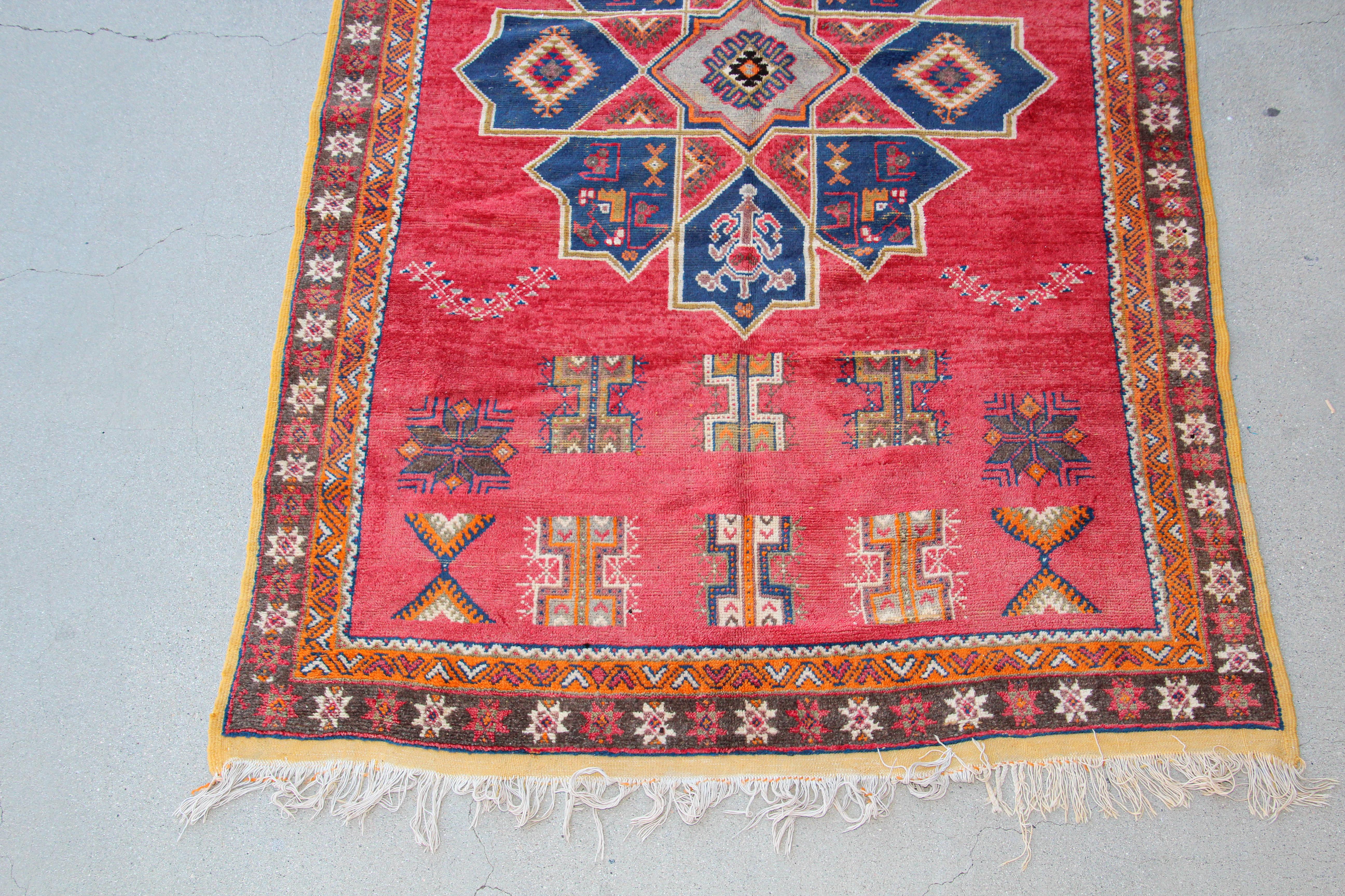 Wool 1960s Moroccan Vintage Hand-Woven Berber Rug For Sale