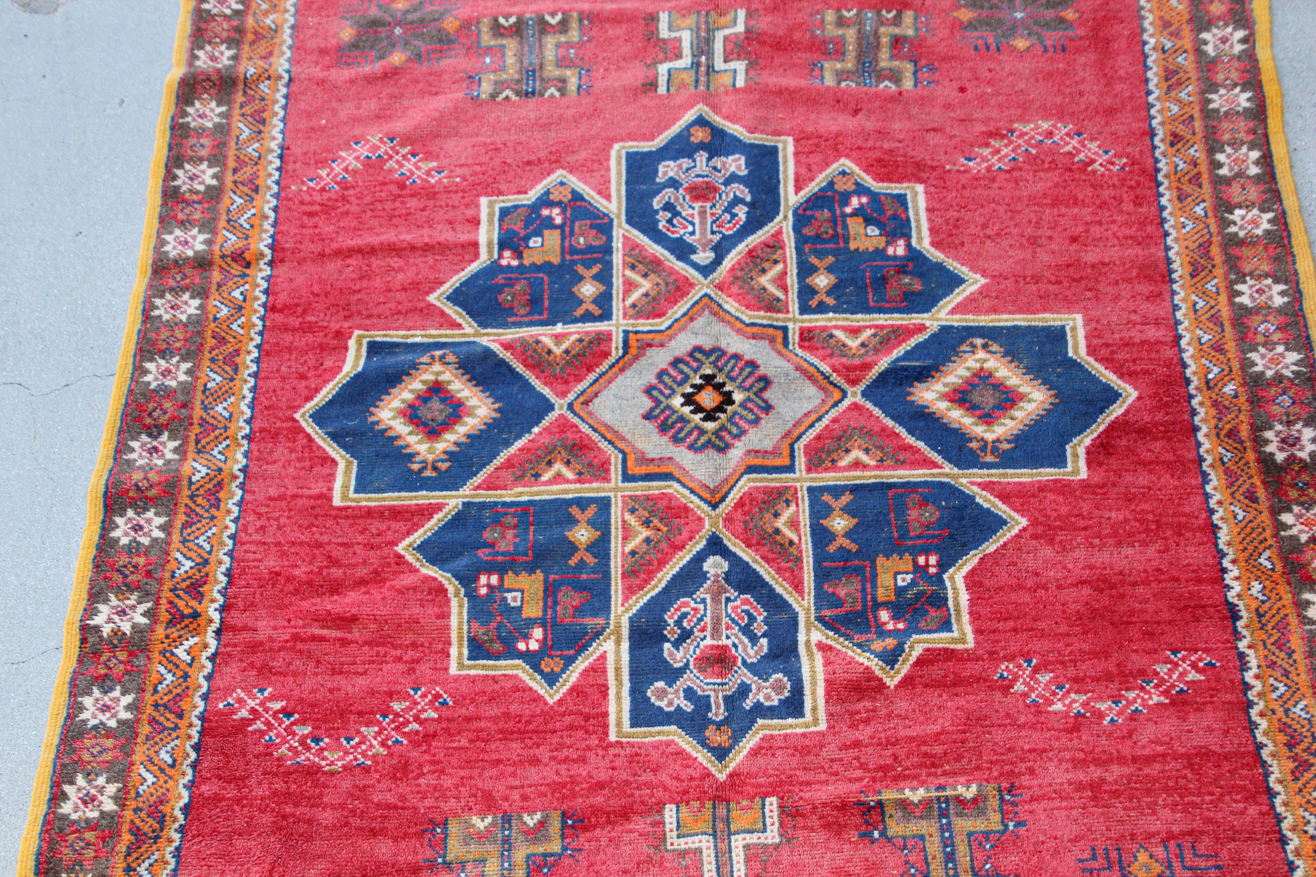 1960er Marokkanischer handgewebter Berberteppich im Vintage-Stil im Angebot 1