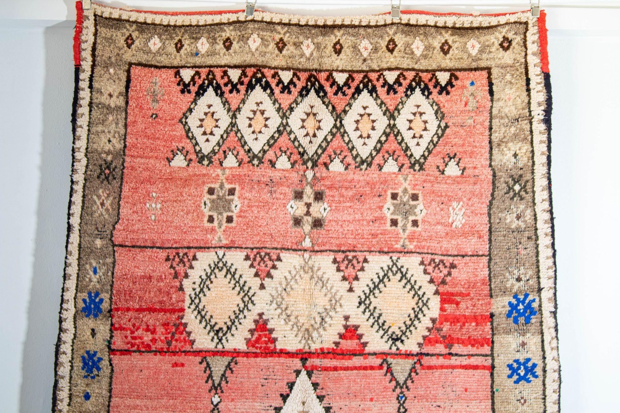 Alfombra Boujad bereber tribal marroquí vintage tejida a mano en los años 60, muy bien envejecida y con colores vivos.Preciosa alfombra Boujad marroquí de lana anudada a mano. Esta alfombra marroquí tiene un campo multicolor y acentos abstractos con