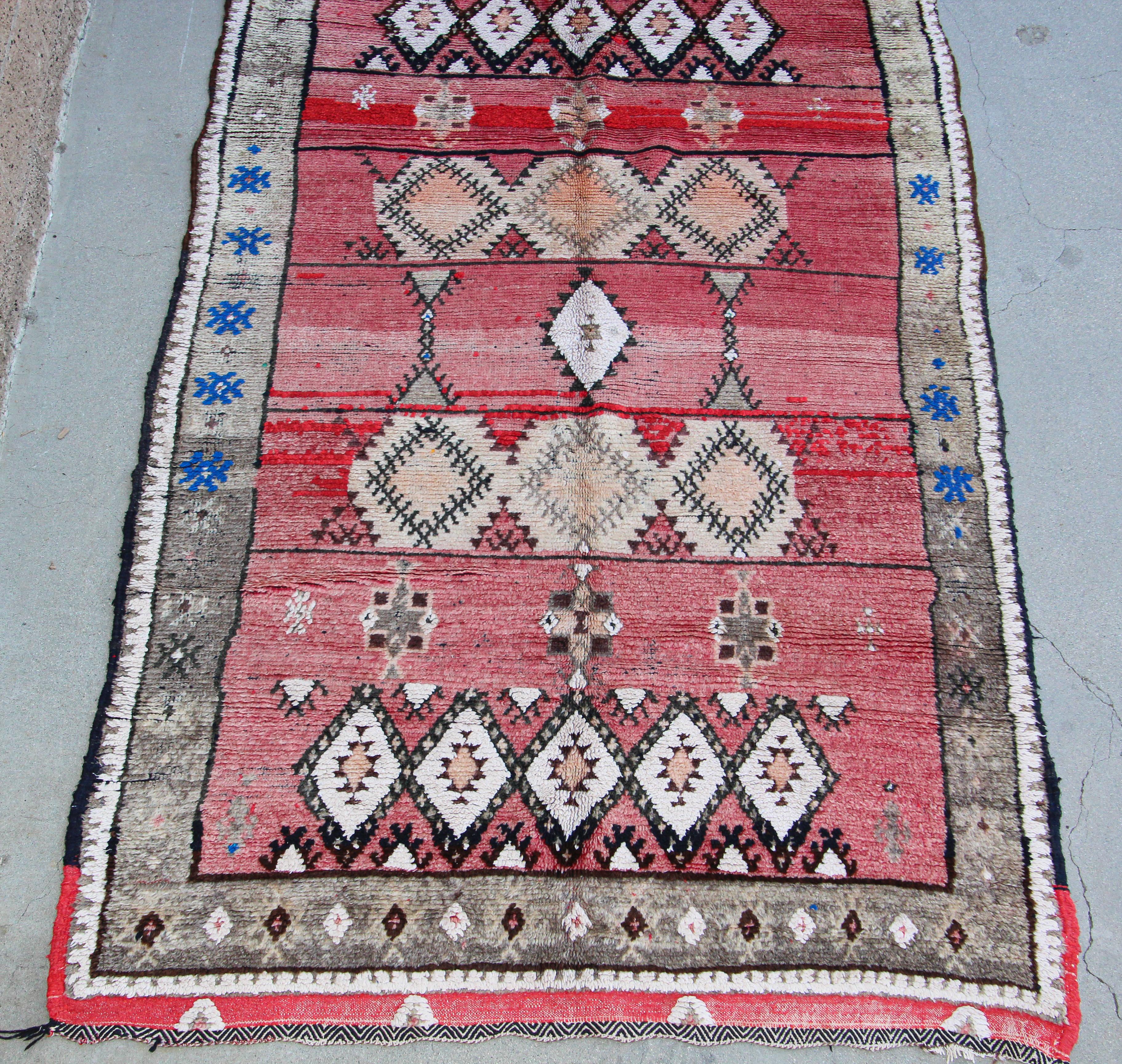 Moroccan Vintage Hand-Woven Boujad Berber Rug, circa 1960 For Sale 4