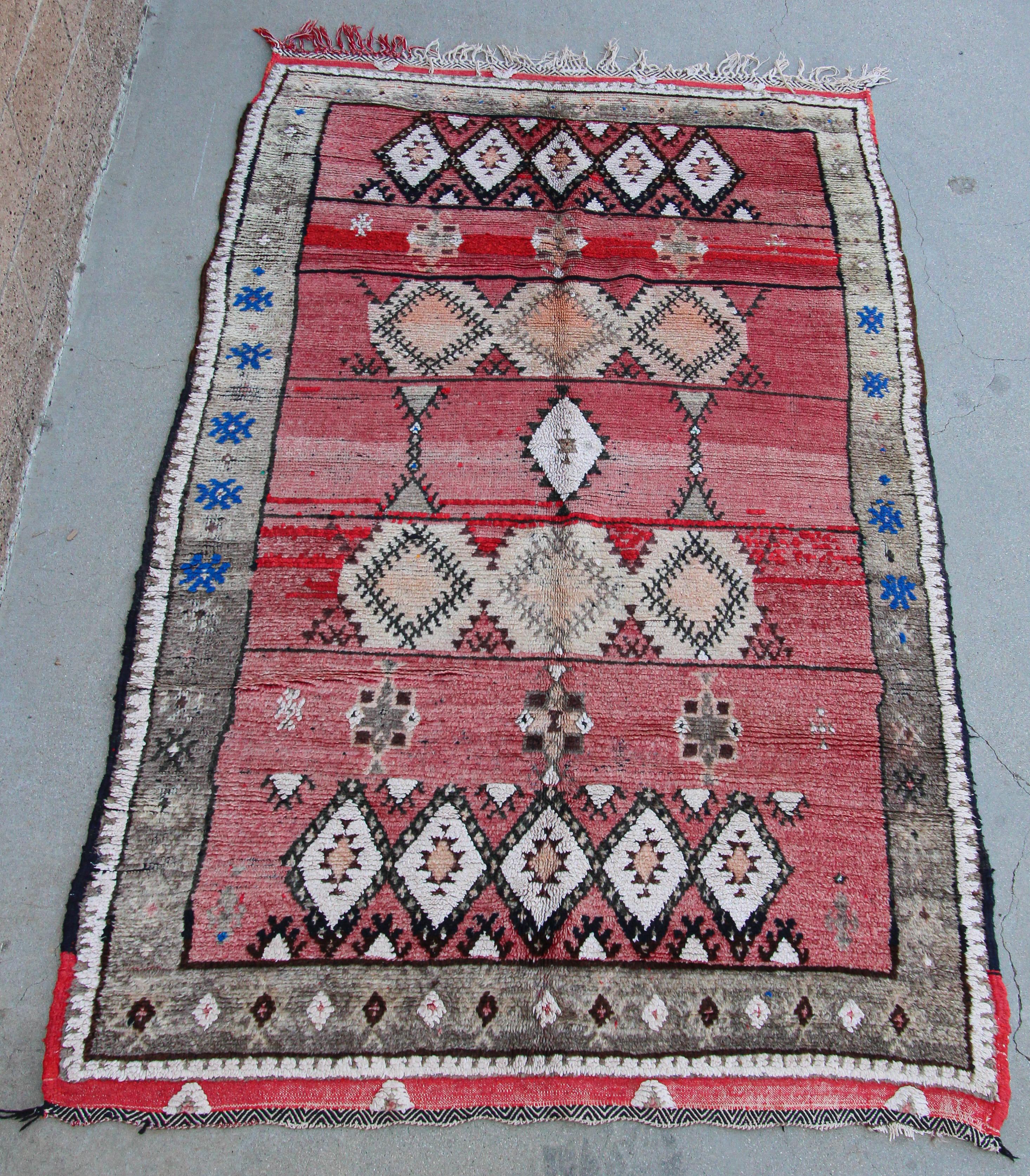 Moroccan Vintage Hand-Woven Boujad Berber Rug, circa 1960 For Sale 5
