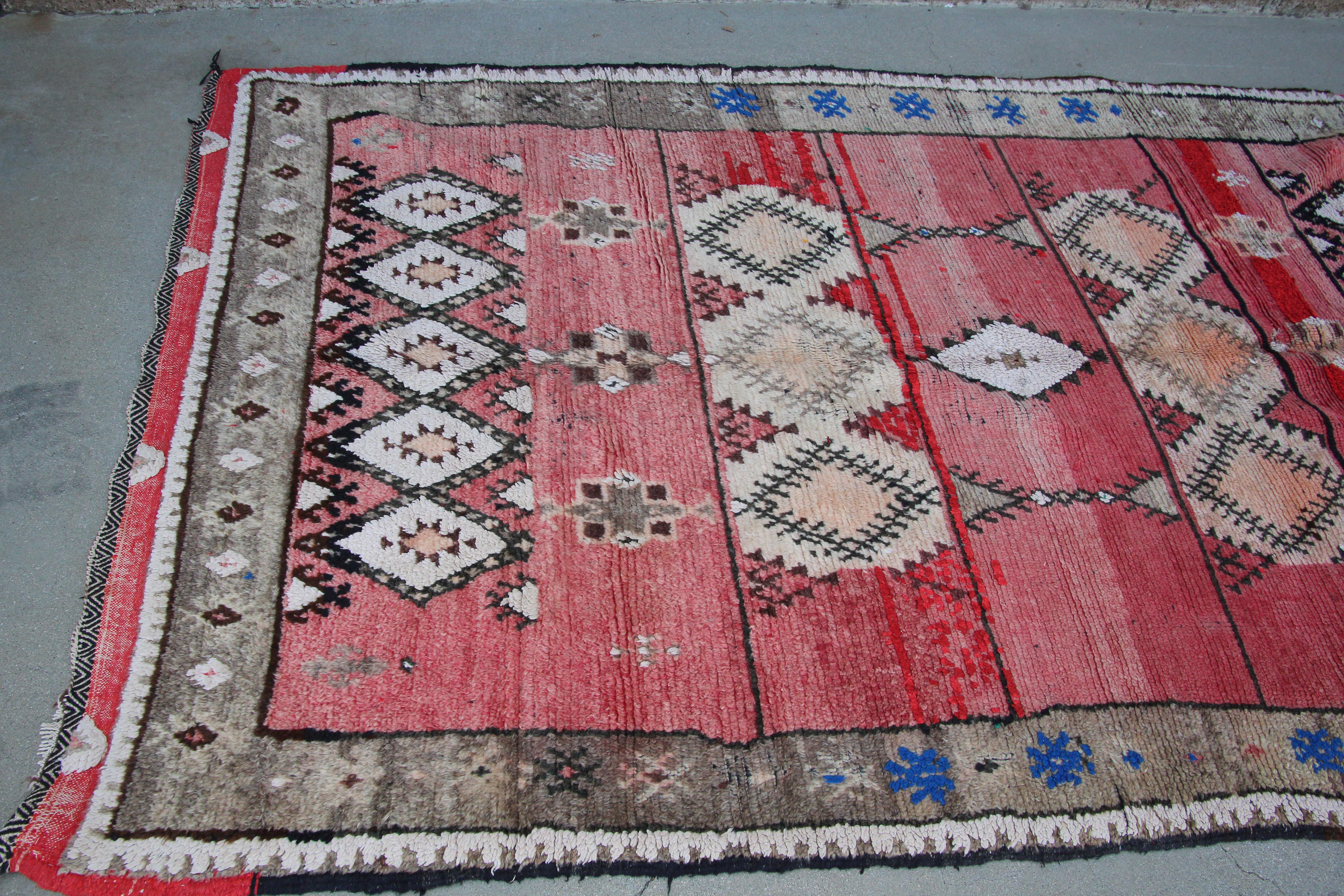 Moroccan Vintage Hand-Woven Boujad Berber Rug, circa 1960 In Good Condition For Sale In North Hollywood, CA
