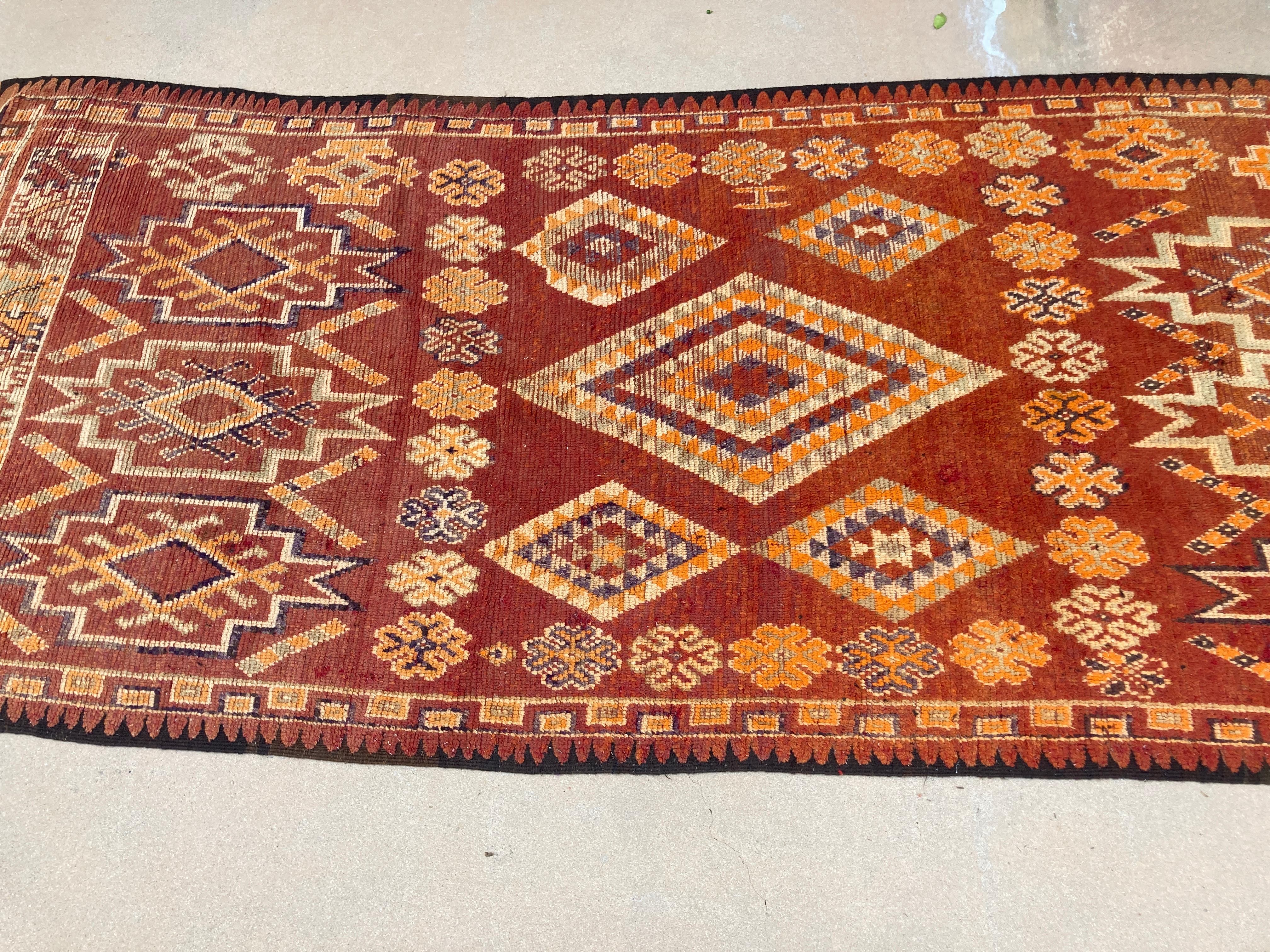 Vegetable Dyed 1960s Moroccan Vintage Hand-woven Boujad Tribal Area Rug For Sale