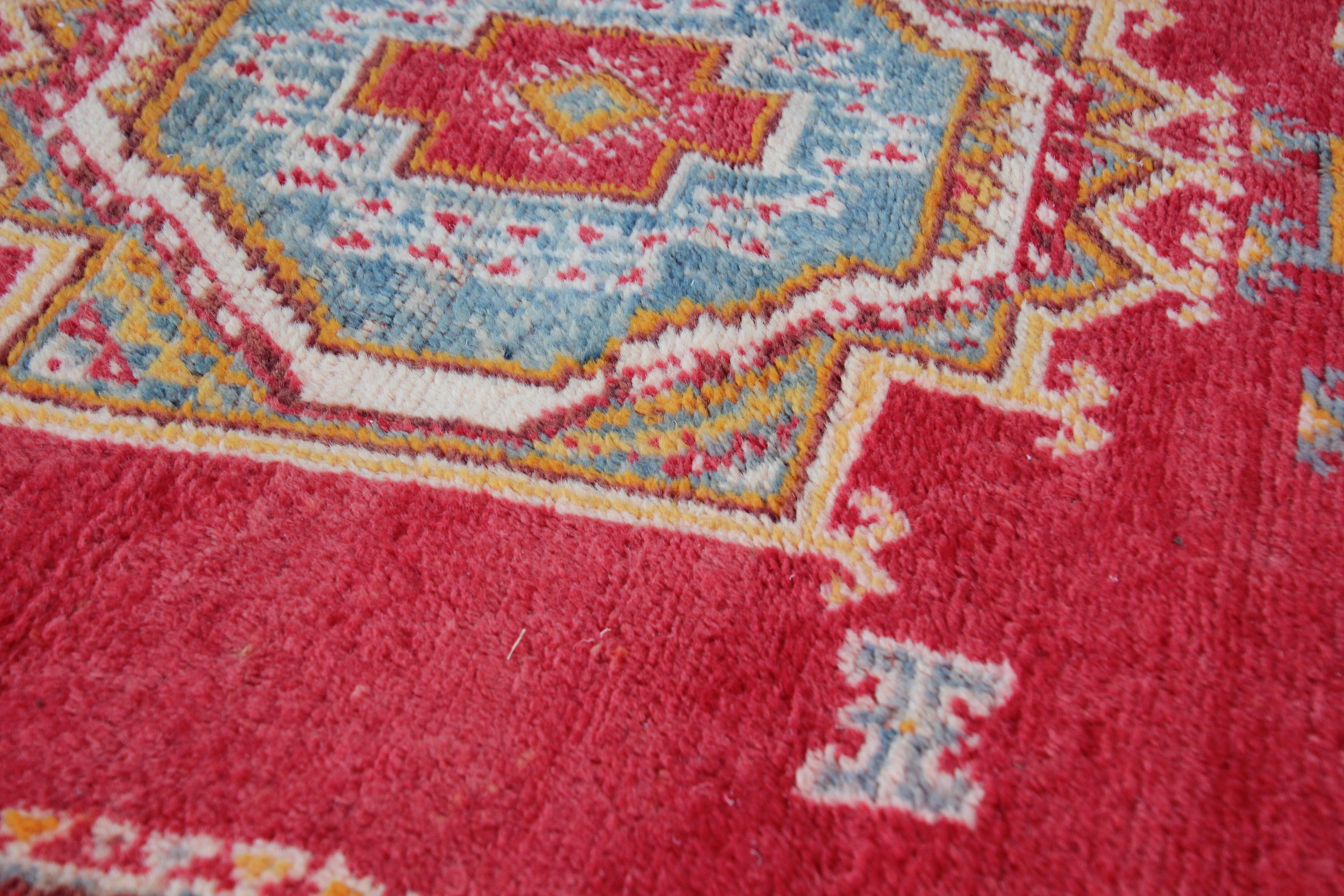 Wool 1960s Moroccan Vintage Hand-Woven Berber Rug For Sale