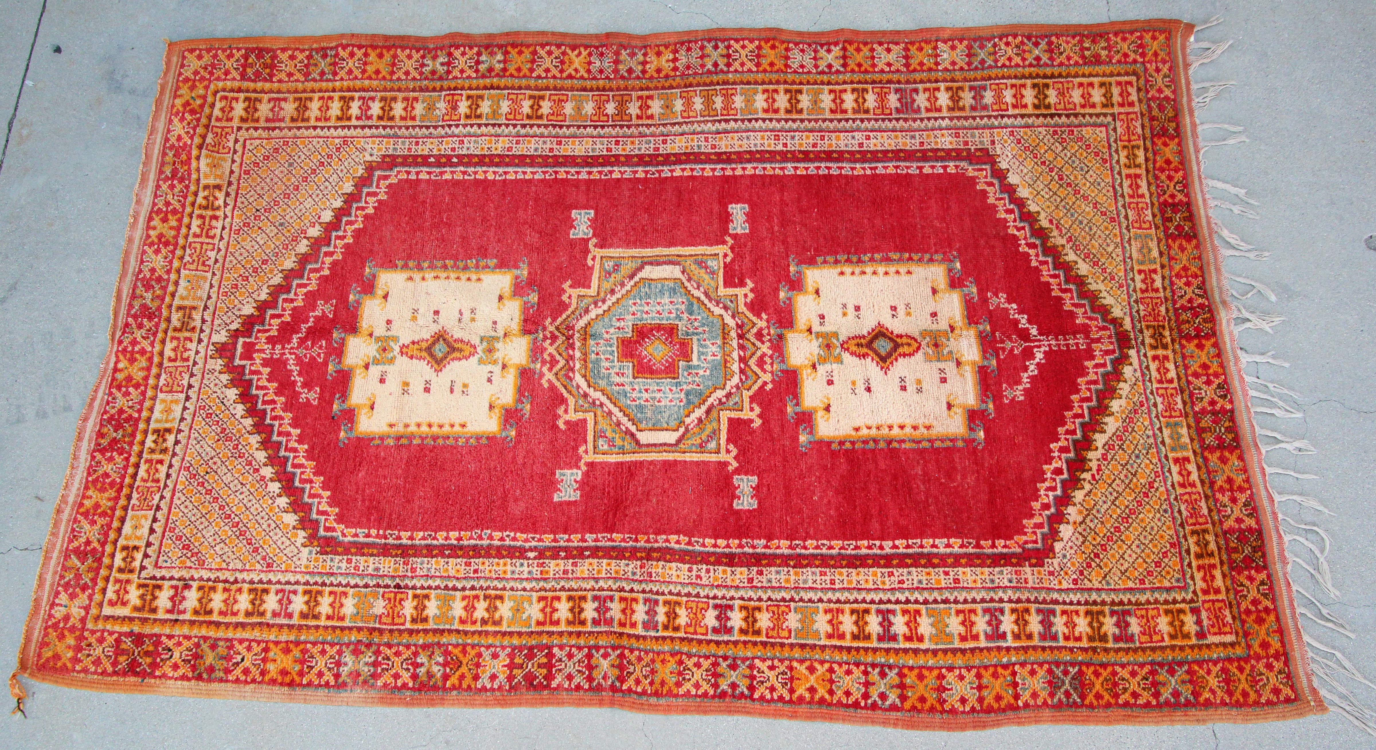 Tapis berbère marocain vintage tissé à la main des années 1960 en vente 3