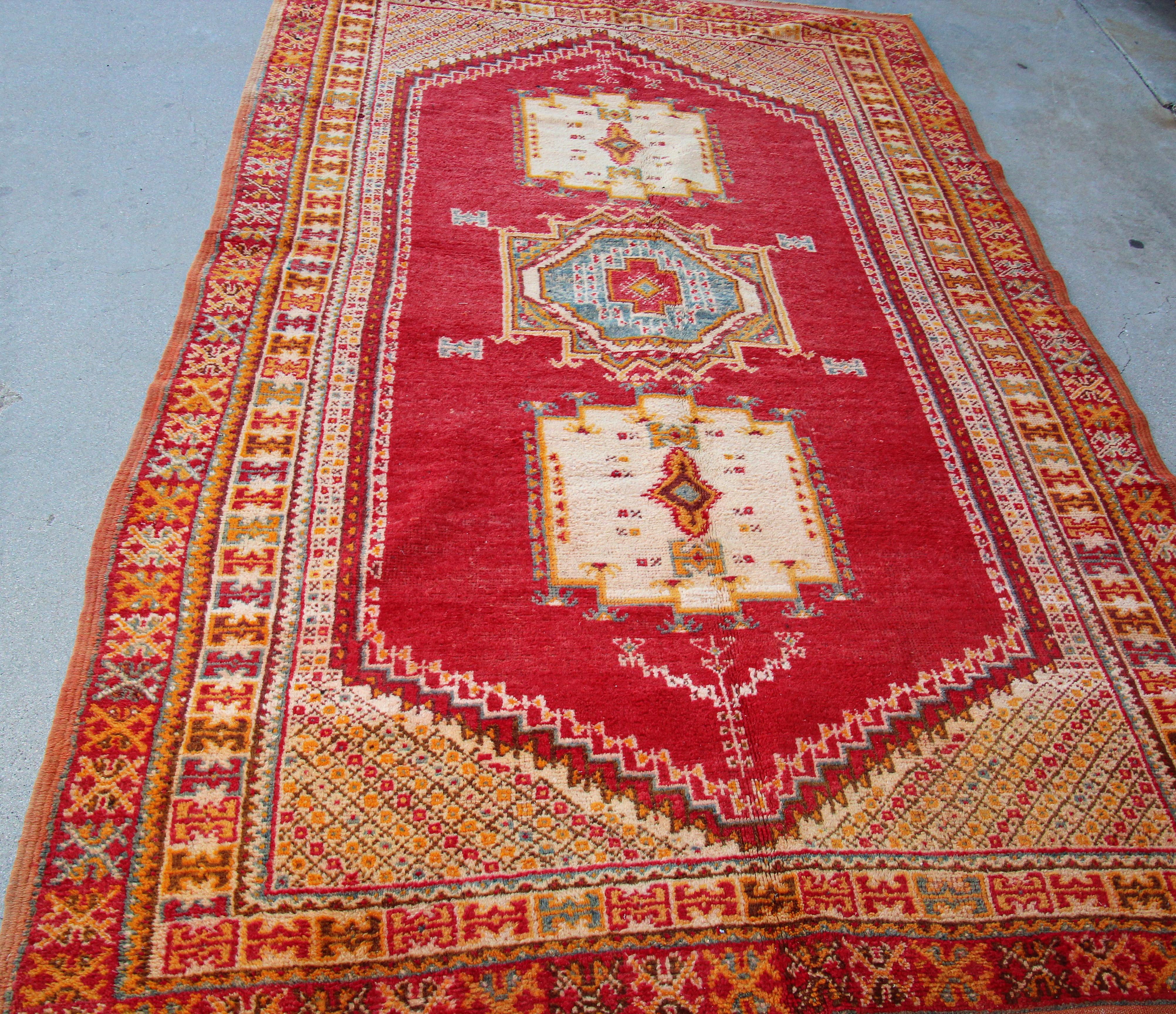 1960er Marokkanischer handgewebter Berberteppich im Vintage-Stil (Volkskunst) im Angebot