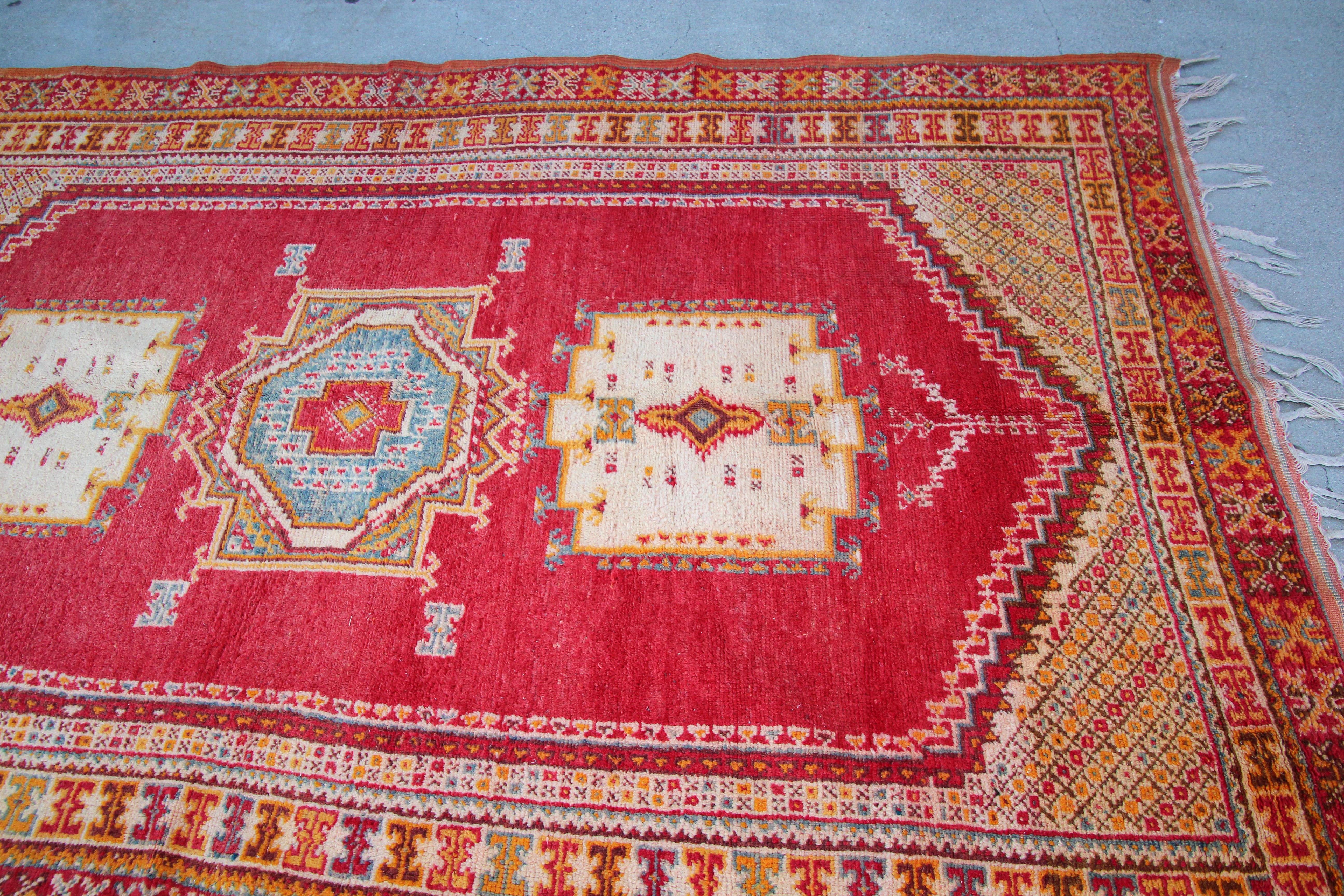 1960er Marokkanischer handgewebter Berberteppich im Vintage-Stil (Pflanzlich gefärbt) im Angebot