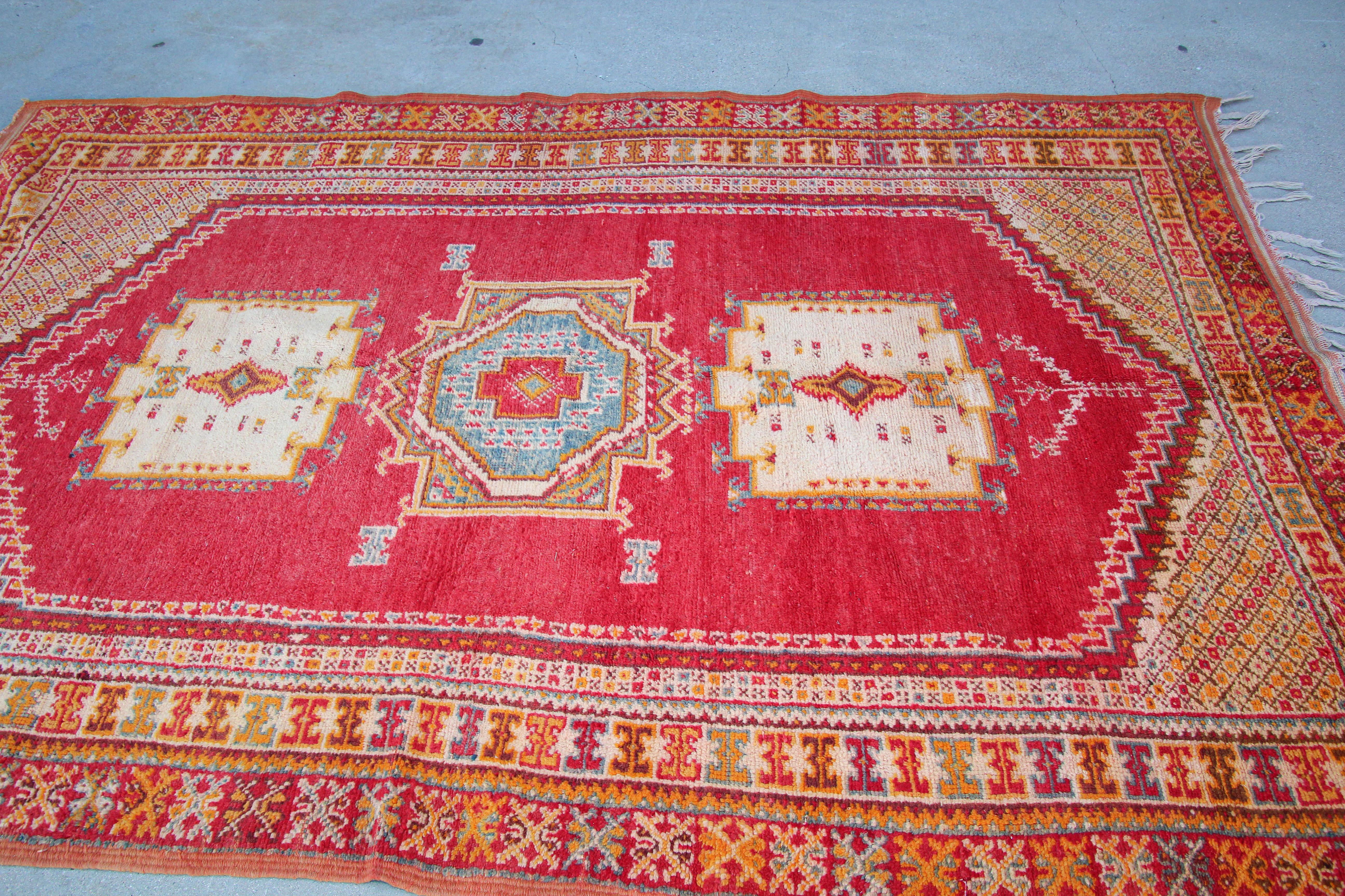 Vegetable Dyed 1960s Moroccan Vintage Hand-Woven Berber Rug For Sale