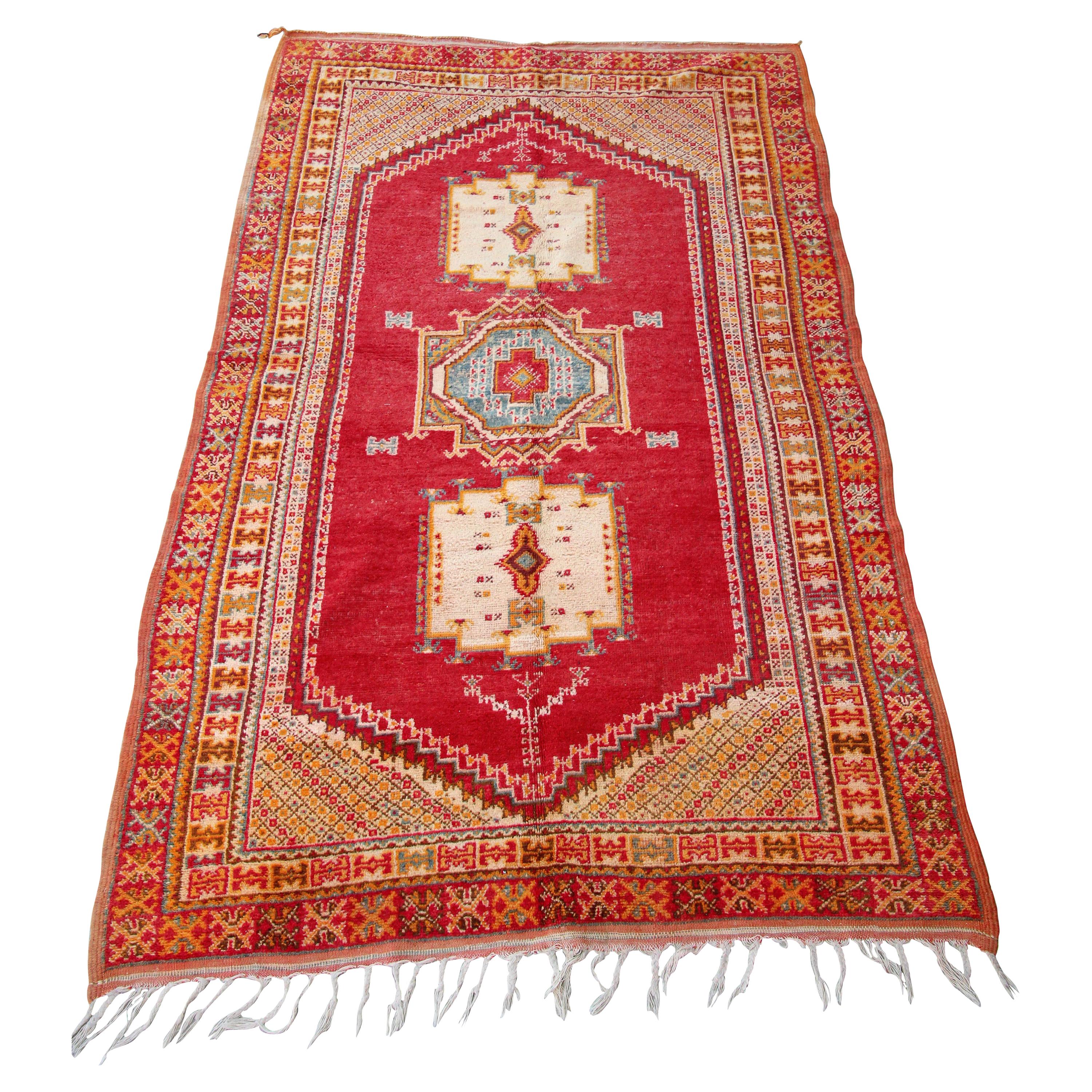 Tapis berbère marocain vintage tissé à la main des années 1960