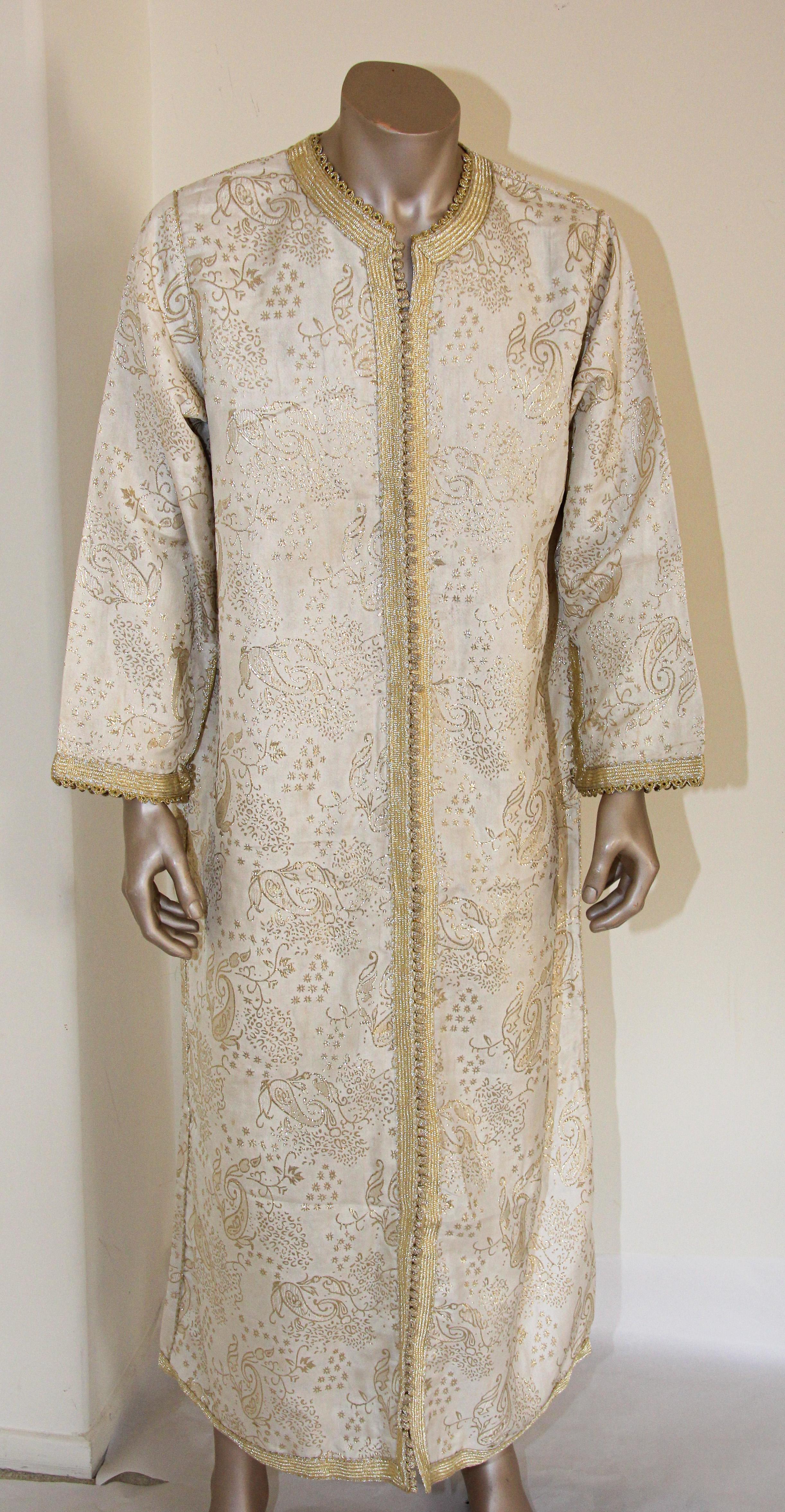 Elegant Moroccan gentleman vintage caftan silver with gold trim.
Moroccan vintage gentleman kaftan silver damask fabric, circa 1970.
One of a kind custom Moroccan Middle Eastern gentleman vintage gown.
This vintage African kaftan features a