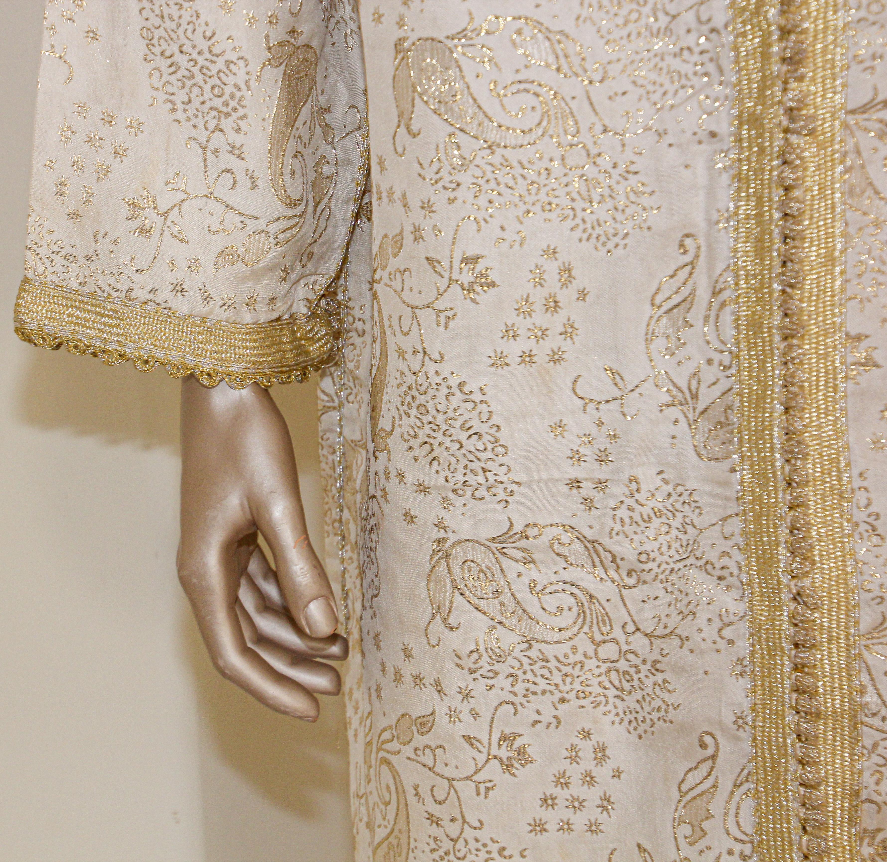 Moroccan Vintage Kaftan Gentleman Silver and Gold Caftan, circa 1970 Size Large In Good Condition For Sale In North Hollywood, CA