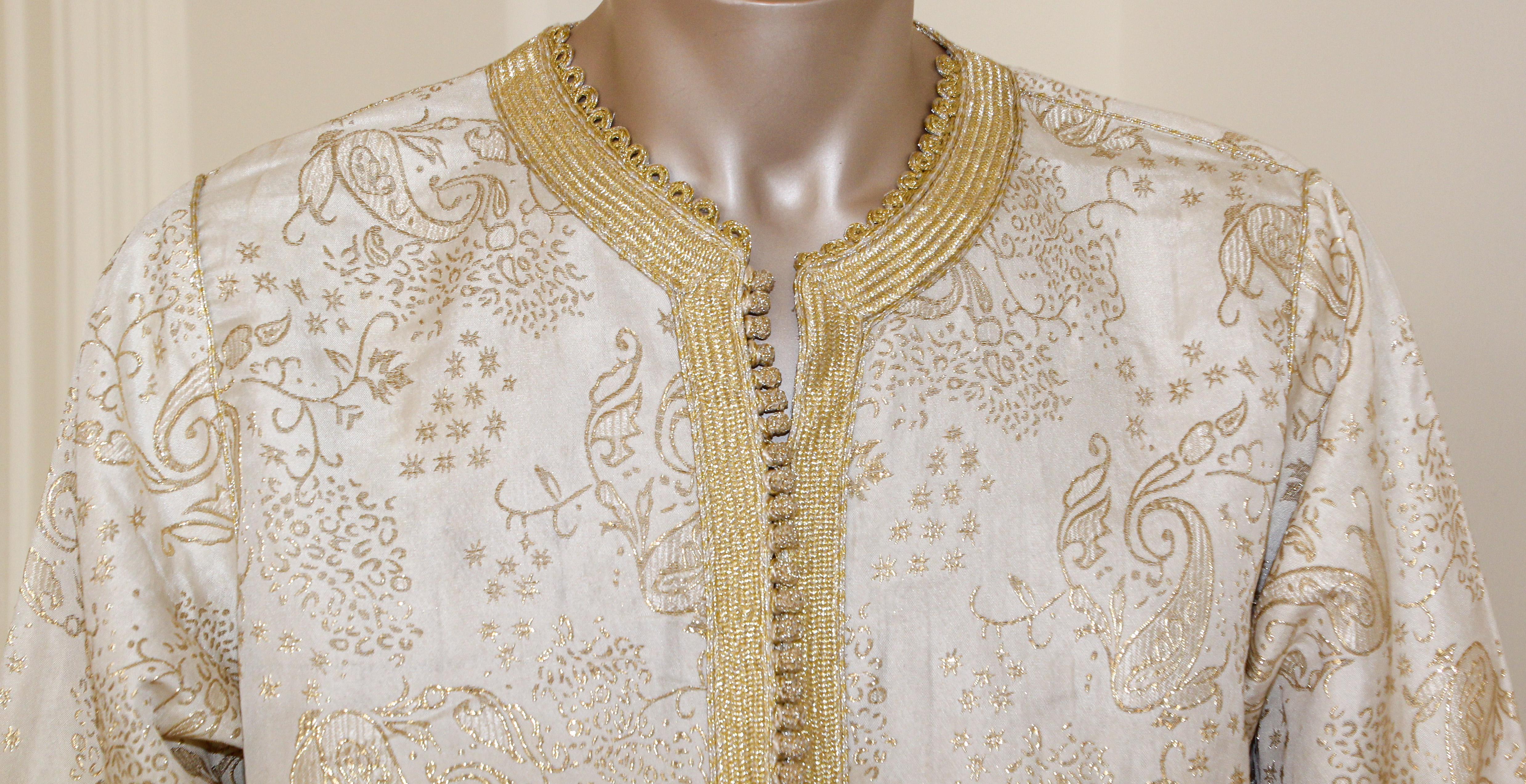 Moroccan Vintage Kaftan Gentleman Silver and Gold Caftan, circa 1970 Size Large For Sale 2