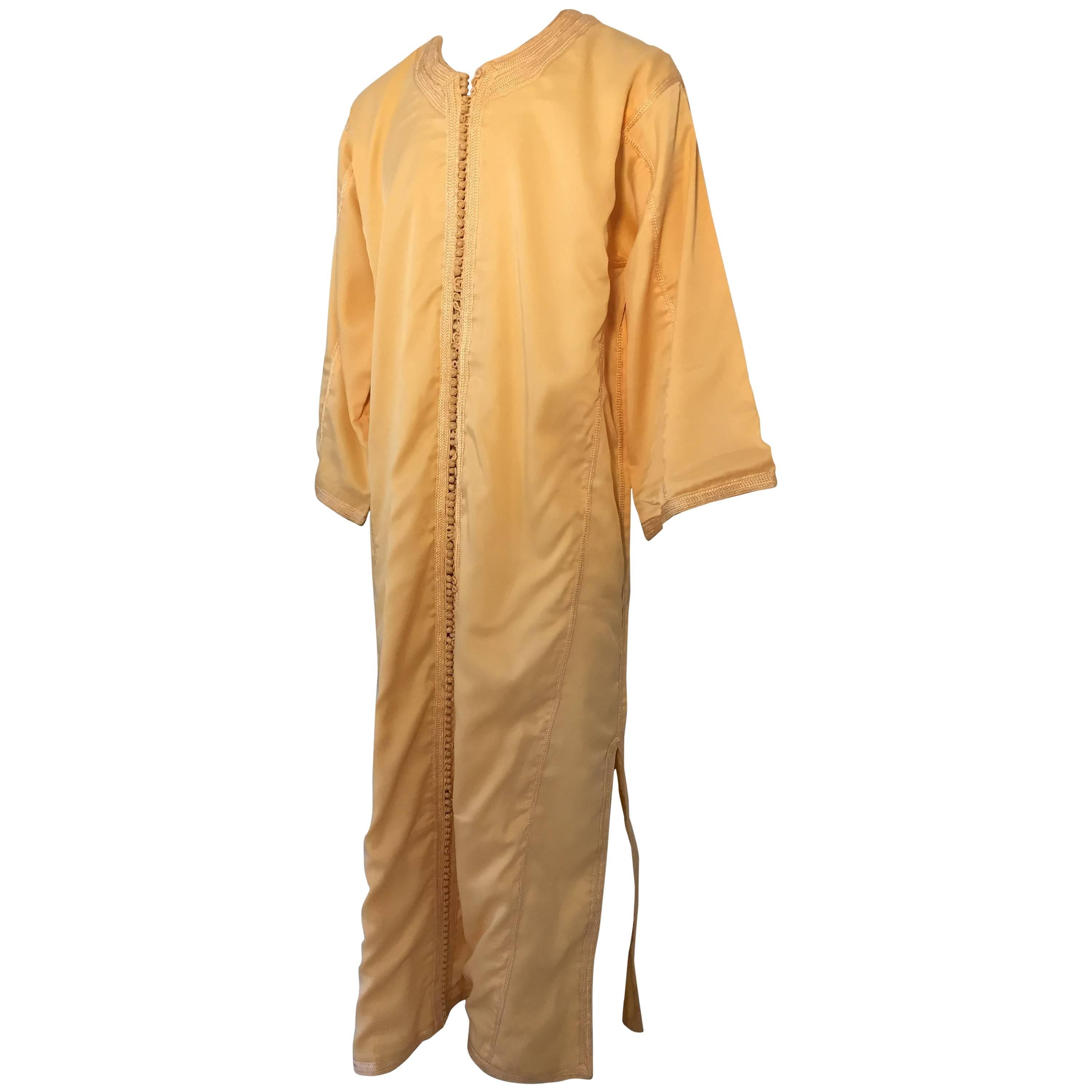 Eleganter marokkanischer Gentleman Gelbgold Vintage-Kaftan.
Marokkanischer Kaftan Gelbgold Vintage Gentleman Kaftan, ca. 1970.
Einzigartiges maßgeschneidertes marokkanisches Vintage-Kleid für einen Herrn aus dem Nahen Osten.
Dieser afrikanische