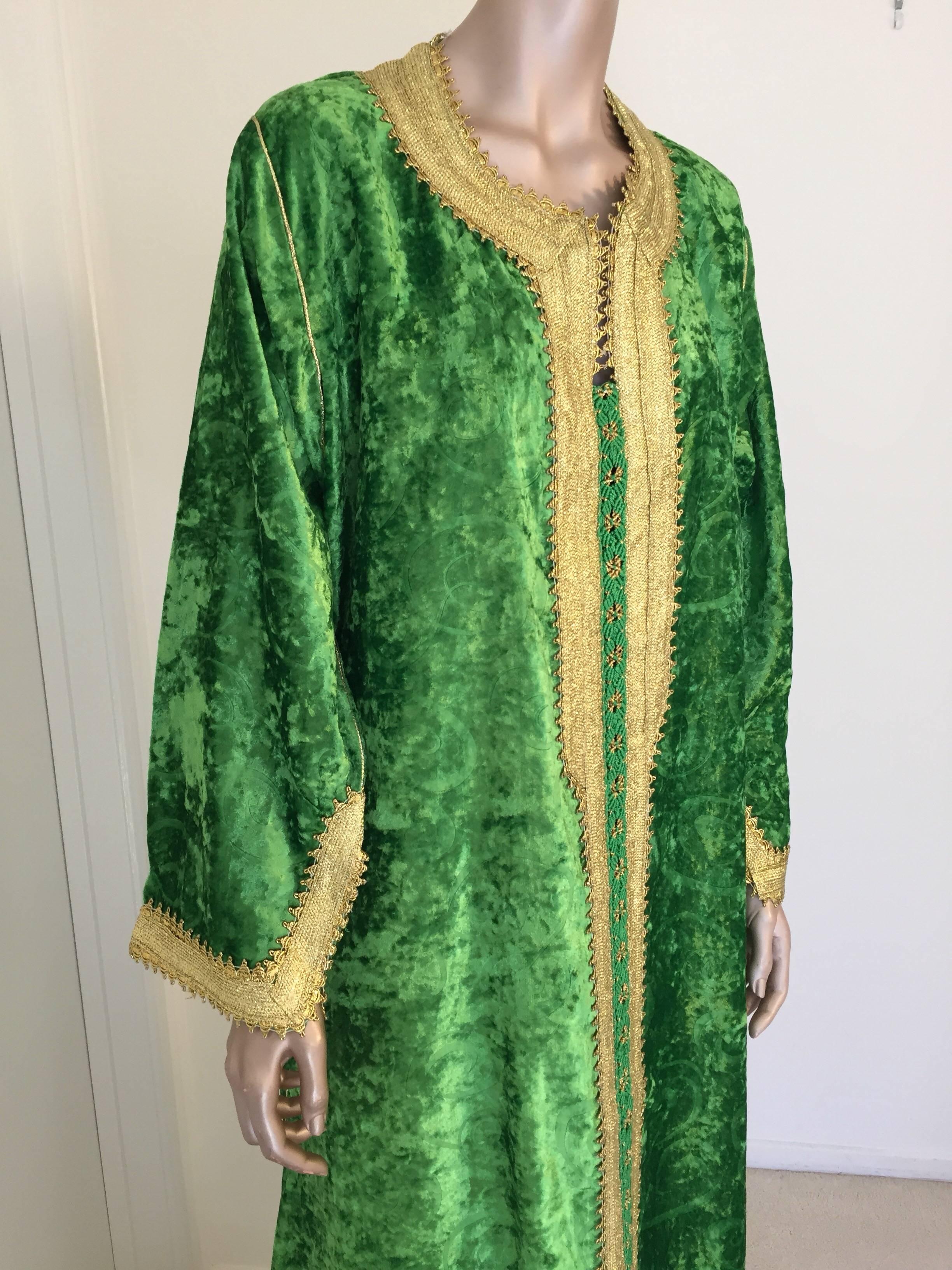 Magnifique caftan marocain vintage, en velours vert jade brodé d'une bordure dorée.
Ce caftan chic à la robe maxi bohémienne est brodé et embelli d'une bordure métallique en fil d'or.
Robe de soirée unique en son genre, de style marocain et