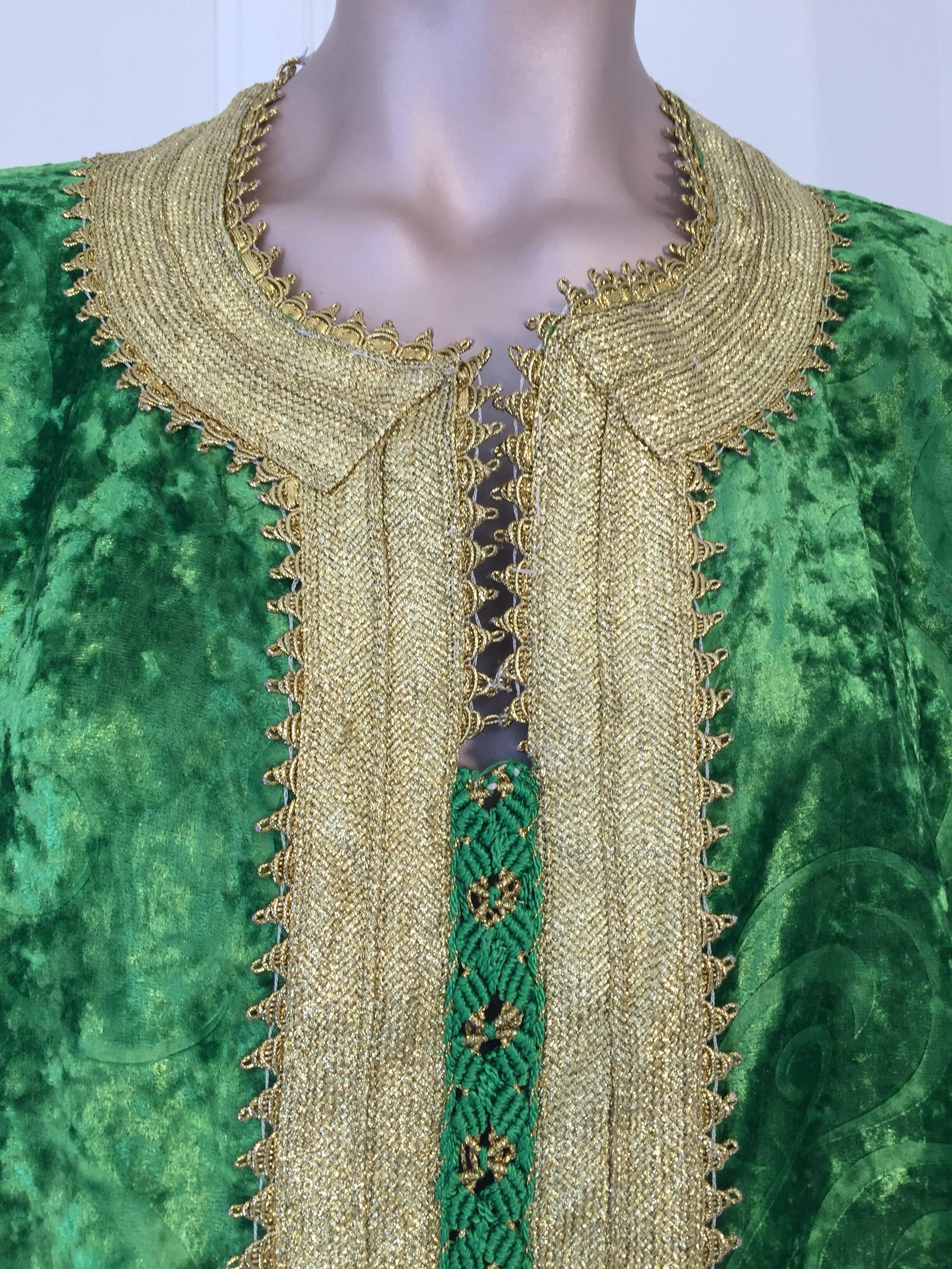 Mauresque Caftan marocain vintage caftan en velours vert jade et or brodé, circa 1970