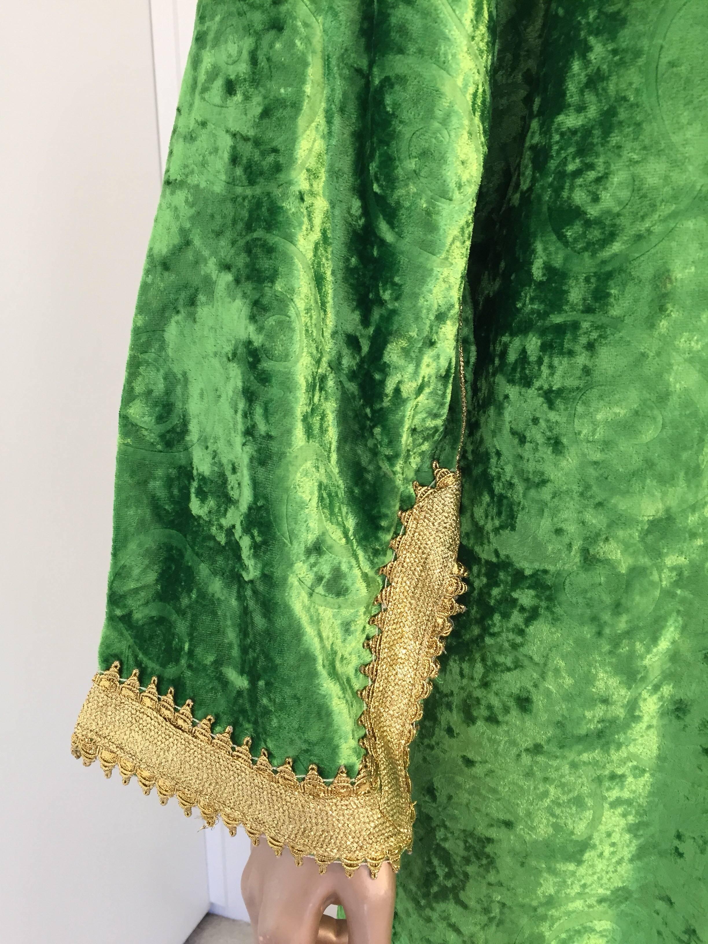Brodé Caftan marocain vintage caftan en velours vert jade et or brodé, circa 1970