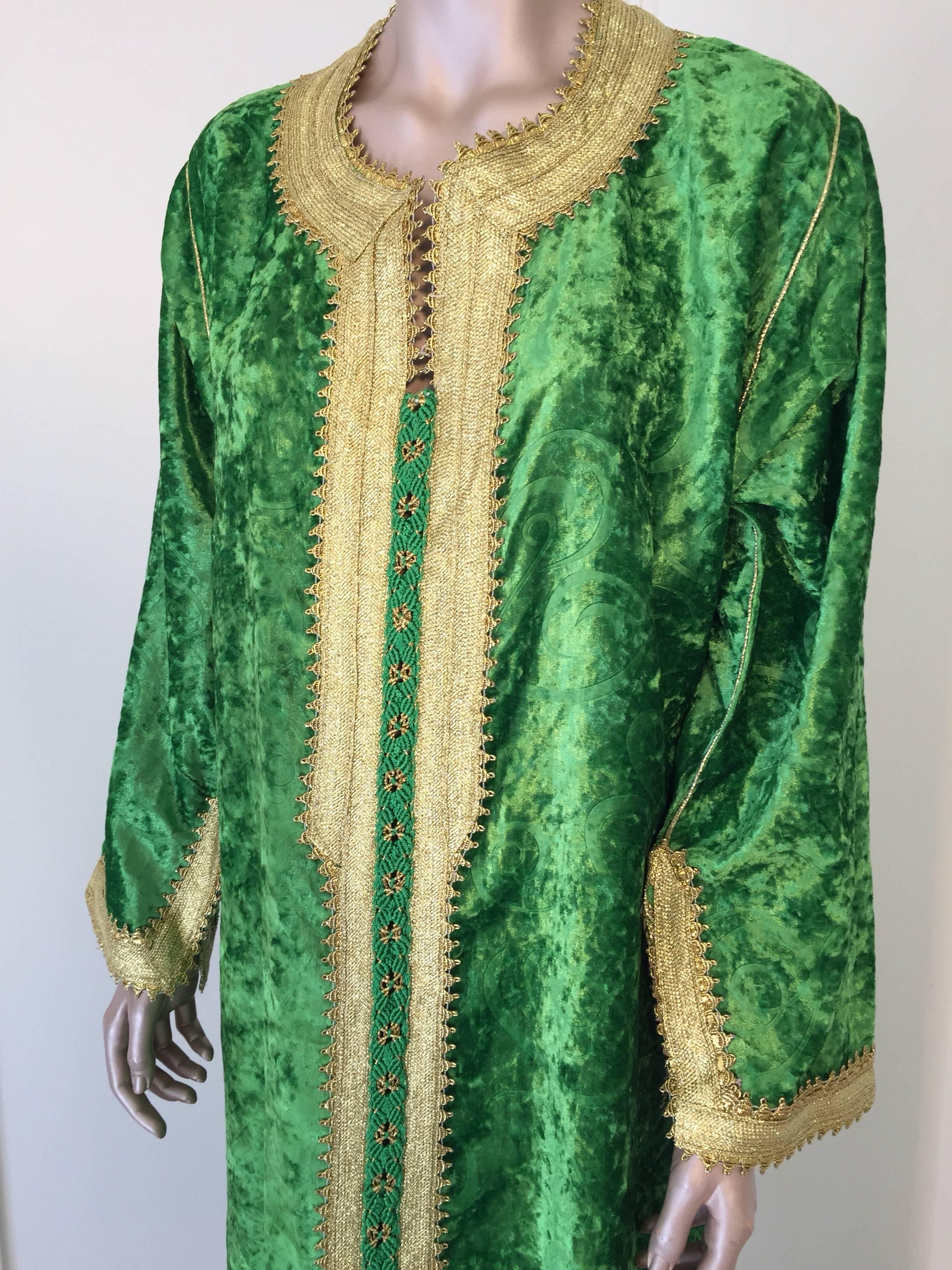Caftan marocain vintage caftan en velours vert jade et or brodé, circa 1970 Bon état à North Hollywood, CA