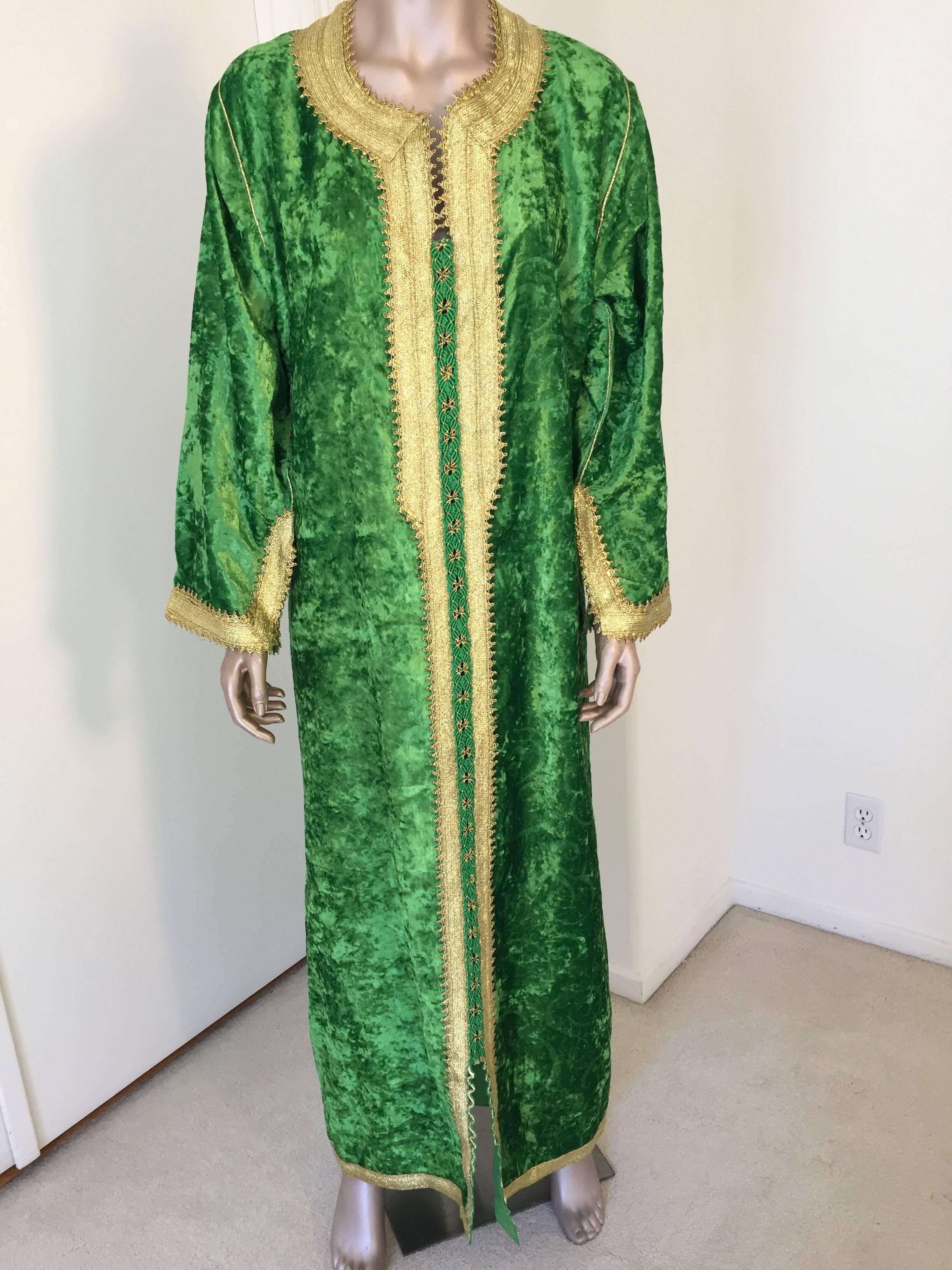 20ième siècle Caftan marocain vintage caftan en velours vert jade et or brodé, circa 1970