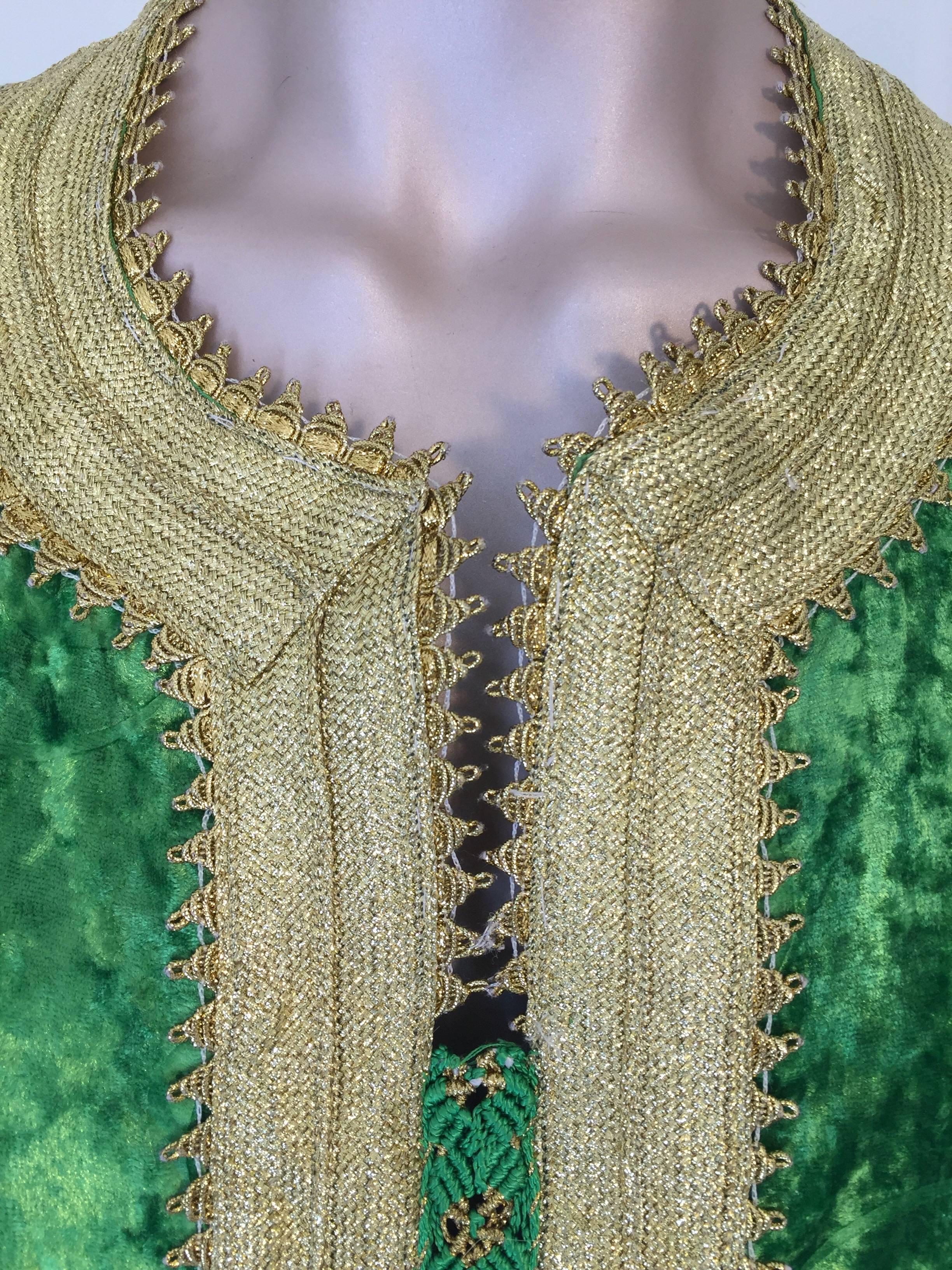 Caftan marocain vintage caftan en velours vert jade et or brodé, circa 1970 1