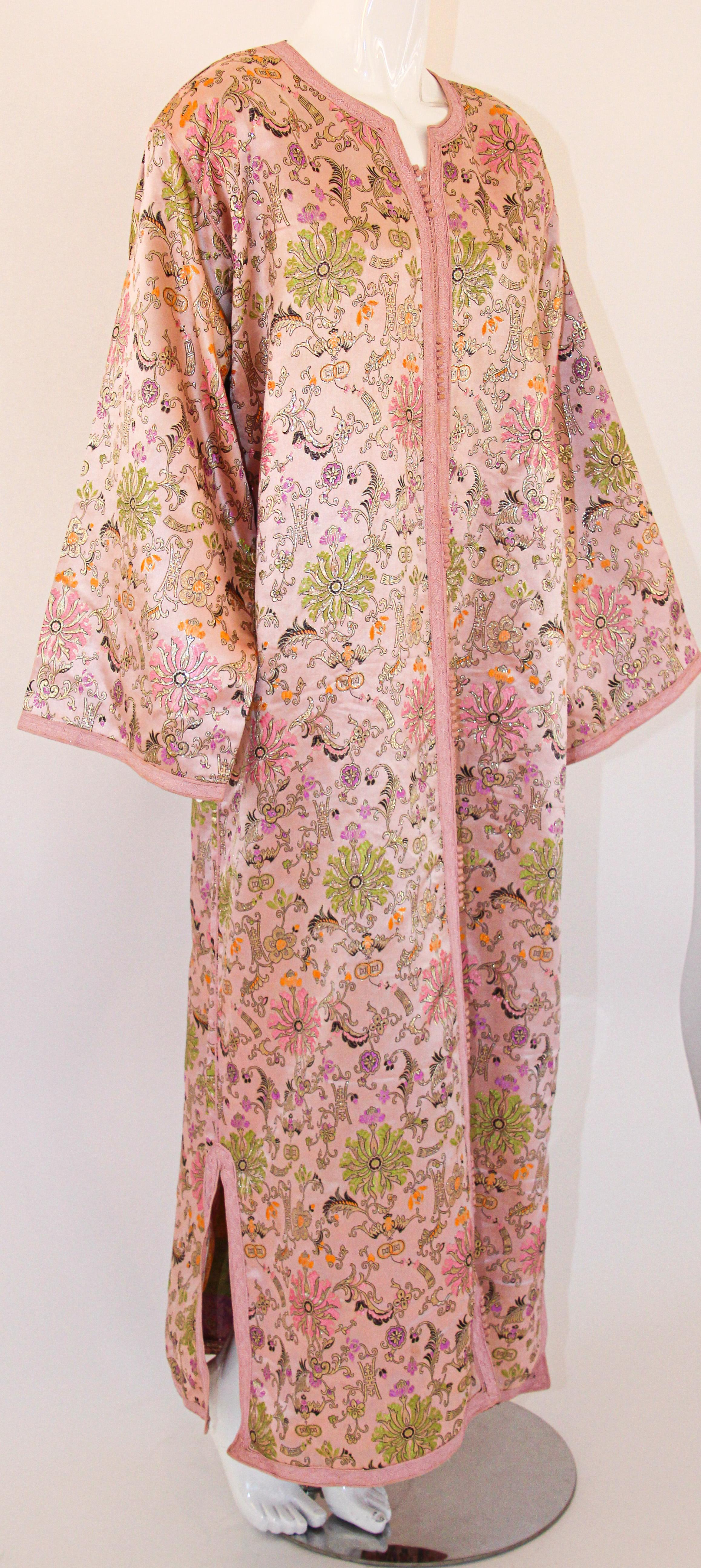 Magnifique caftan marocain vintage en tissu floral damassé rose.
Cette robe maxi caftan bohème chic est une robe de soirée marocaine moyen-orientale unique en son genre.
Vintage exotique des années 1970 rose et vert maxi robe kaftan fait à la main